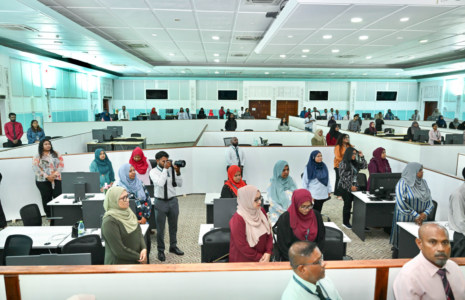 އަލިފާނުގެ ހާދިސާގައި ގެއްލުންވި މިނިސްޓްރީތަކުގެ މަސައްކަތް ބައްލަވާލެއްވުމަށް ރައީސް ޑރ. މުހައްމަދު މުއިއްޒު ދަރުބާރުގެއަށް ވަޑައިގެން ކޮންސްޓްރަކްޝަން މިނިސްޓަރީ މުވައްޒަފުންނާ ބައްދަލުކުރައްވަނީ .-- ފޮޓޯ: ރައީސް އޮފީސް