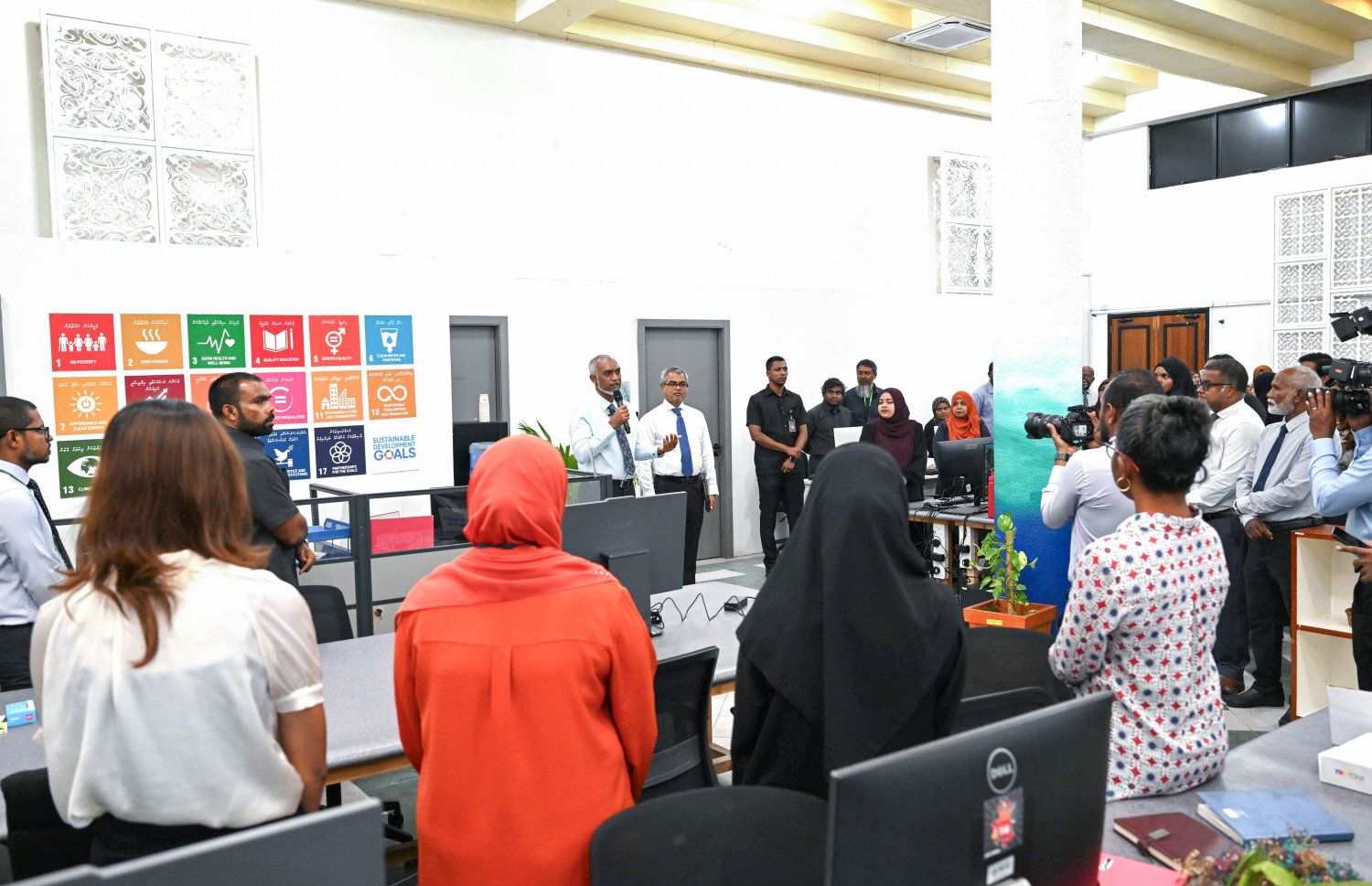 ތިމާވެއްޓާ ބެހޭ މިނިސްޓްރީގެ މަސައްކަތްތައް ވަގުތީ ގޮތުން ދަރުބާރުގެއަށް ބަދަލުކުރި ދުވަހު ރައީސް ޑރ. މުހައްމަދު މުއިއްޒު އެތަނުގެ މުވައްޒަފުންނާ ބައްދަލުކުރައްވަނީ.-- ފޮޓޯ: ރައީސް އޮފީސް