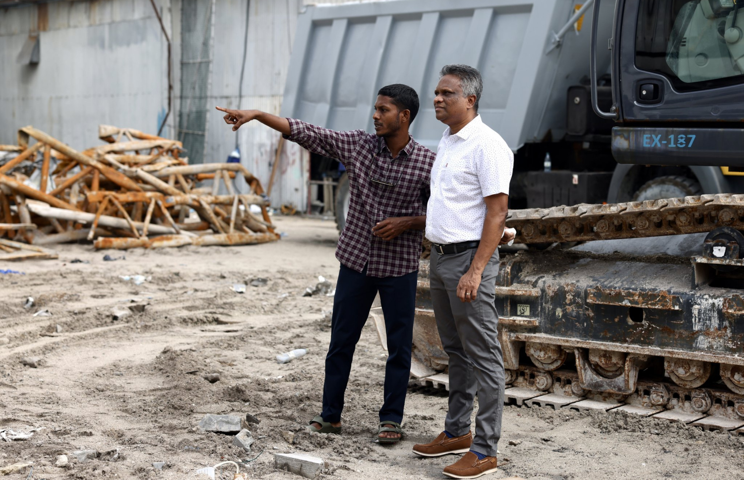 އަލިފާނުގައި ސިޓީ ކައުންސިލް އިމާރާތަށް ލިބުނު ގެއްލުން މޭޔަރު އާދަމް އާޒިމާއި ކައުންސިލަރު ސައިފް ފާތިހު ބައްލަވާލައްވަނީ.-- ފޮޓޯ: ސިޓީ ކައުންސިލް