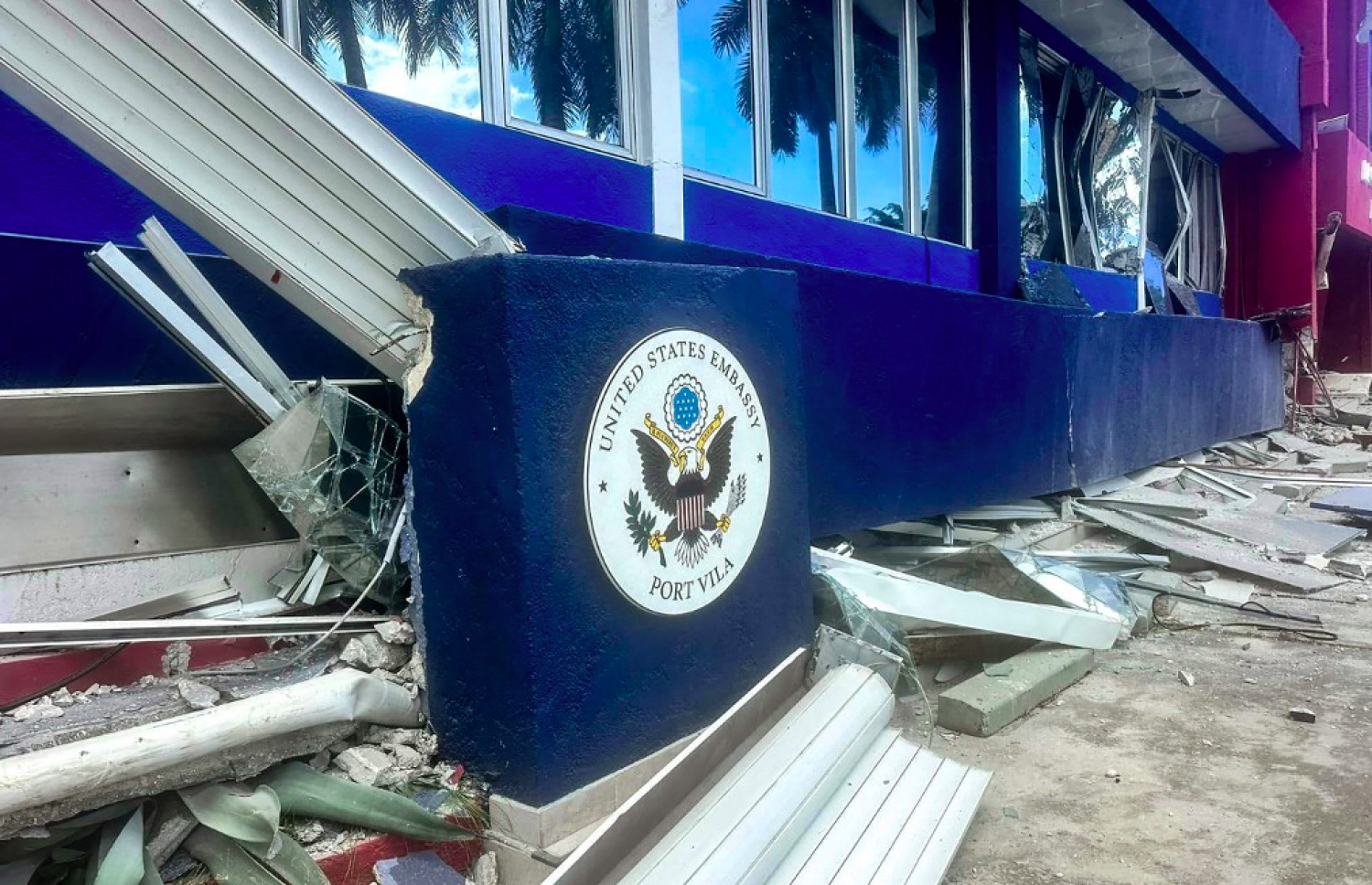 ވަނުއަޓޫއަށް އައި ބިންހެލުމުގައި އެމެރިކާ އެމްބަސީ އިމާރާތް ވެއްޓިފައި. -- ފޮޓޯ: އޭއެފްޕީ