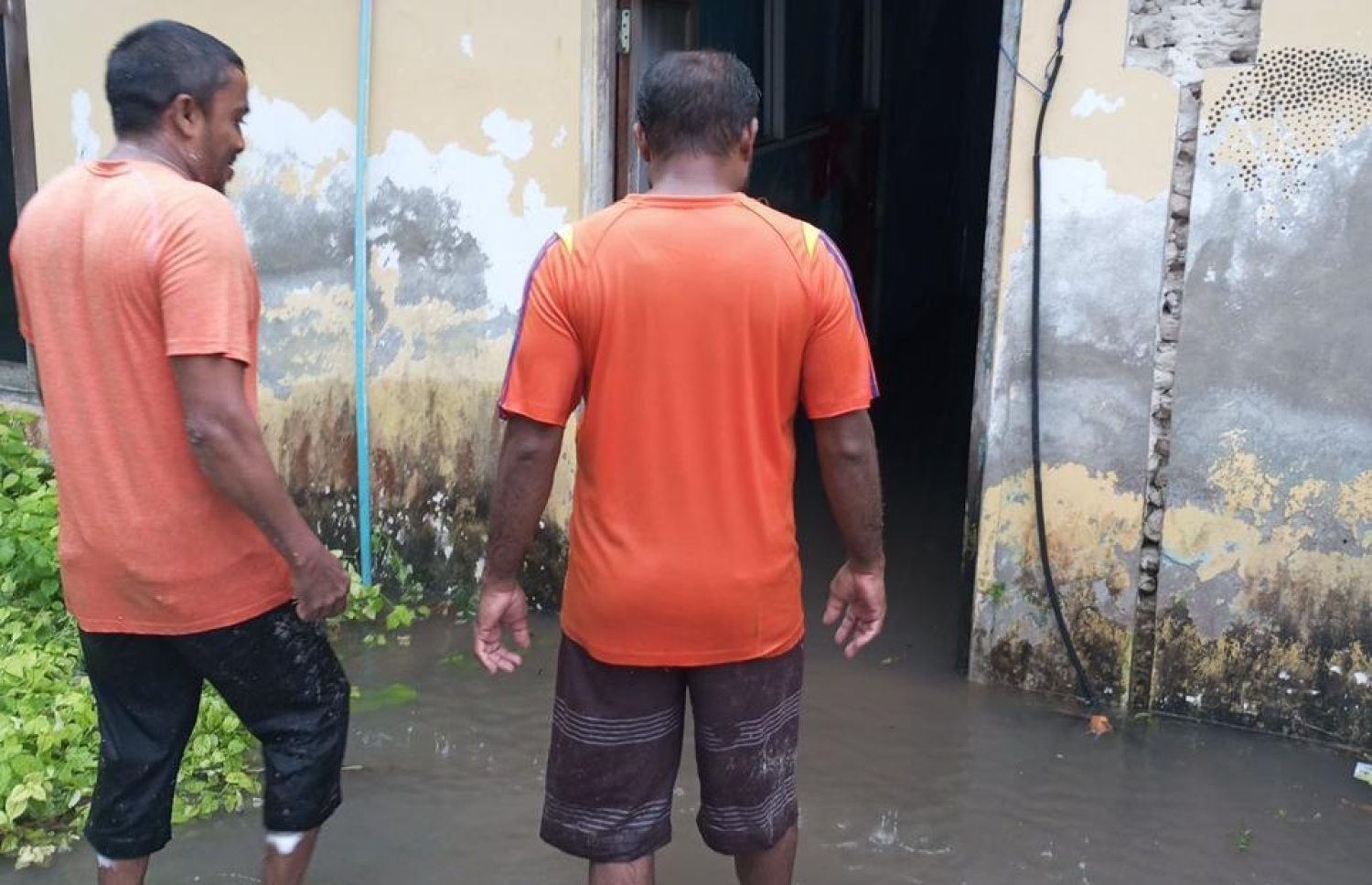 ނ. ހެނބަދޫއަށް ވެހުނު ވާރޭގައި ގެއެއްގެ ގޯތިތެތޭ ފެންބޮޑުވުމުން ފެން ހިއްލުމުގެ މަސައްކަތް ކުރަނީ.-- ފޮޓޯ: އެމްއެންޑީއެފް