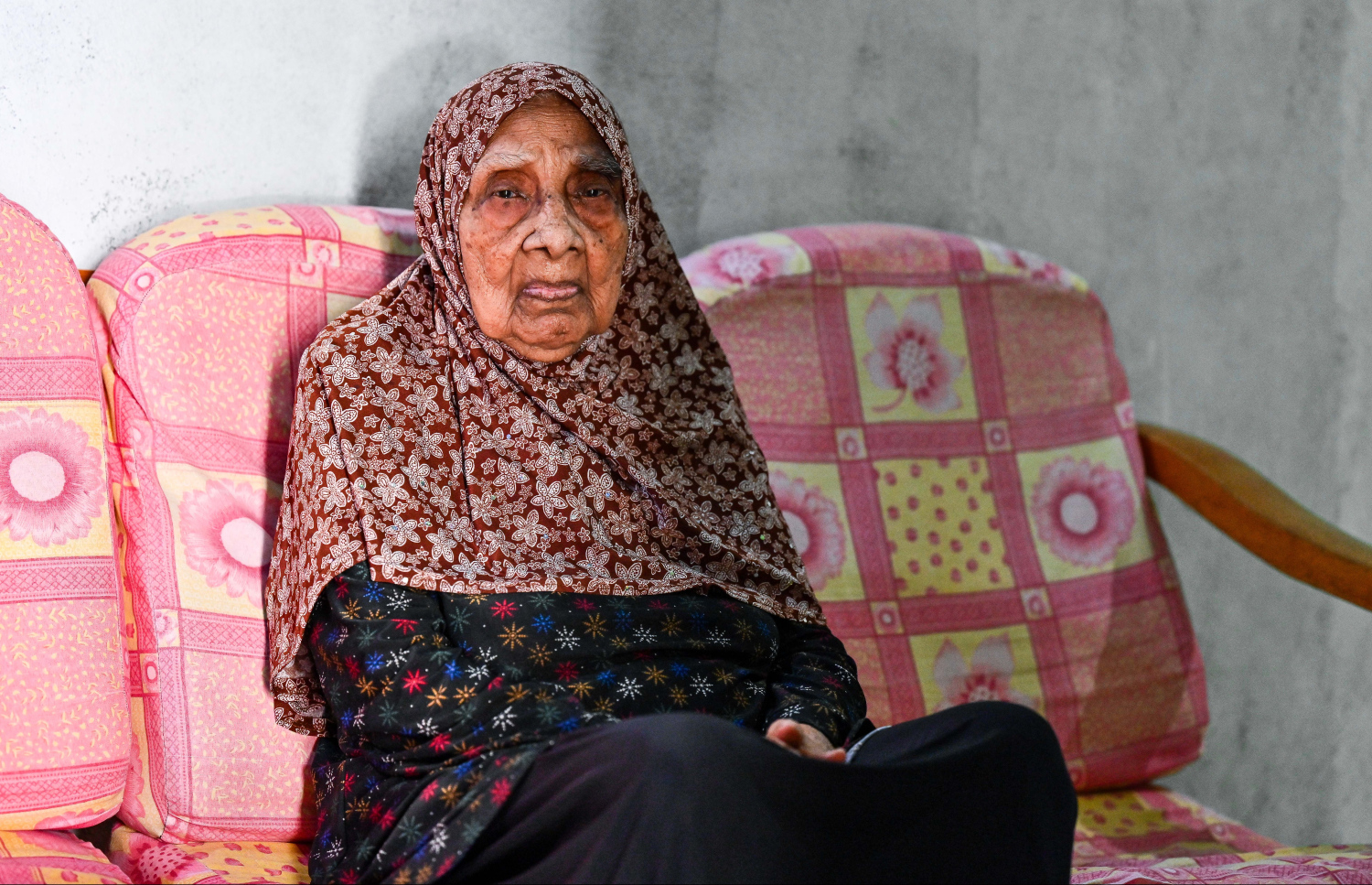 ގޭގެ ސިޓިންރޫމްގެ ސޯފާގައި އިށީނދެގެން އިންދައި ނެގި ފޮޓޯއެއް ދެއްކުމުން ވަރަށް ހިތްހަމަޖެހުނެވެ. ވަރަށް ރީތި ފޮޓޯއެއް ދޯ އޭ ބުނެ އިތުރަށް ނަގަން ބޭނުންވި އެވެ. ދެން އެދުނީ ފްރޭމްކޮށްފައި ފޮޓޯއެއް އޭނާ އަށް ފޮނުވައިދޭށެވެ.