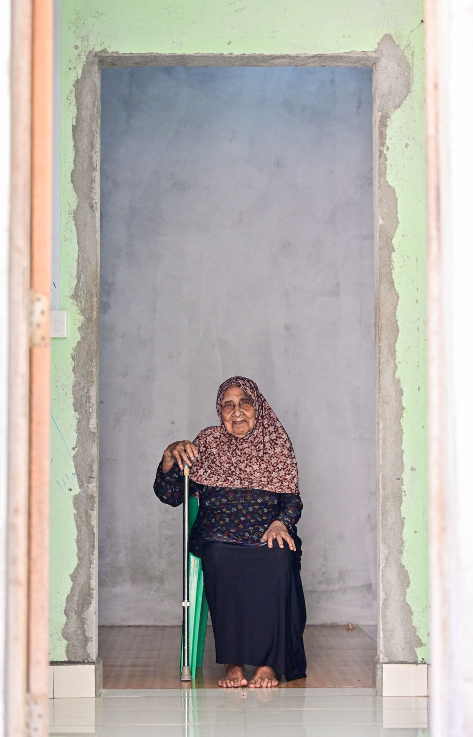 ފާތިމަތު ގޭ ދޮރުމަތީގައި ހުރި ގޮނޑިއެއްގައި: މި ކަހަލަ ވަރަށް ބައިވަރު ވާހަކަ ކިޔައިދޭން ފާތުމަތު ބޭނުންވި އެވެ. އެކަމަކު ދިމާވުމުން އުފާވި ވާހަކަ އާއި ފުރާގަޑި ޖެހޭތީ ދަނީއޭ ބުނުމުން، އިރުކޮޅަކު ހިމޭންވި އެވެ. އޭނާގެ ދަރިފުޅު ބުނި ގޮތުގައި އެގޮތަށް ވާހަކަ ފަށައިފި ނަމަ އެ ބަޔަކު އެނބުރި ދާކަށް ބޭމެއް ނުވާނެ އެވެ.