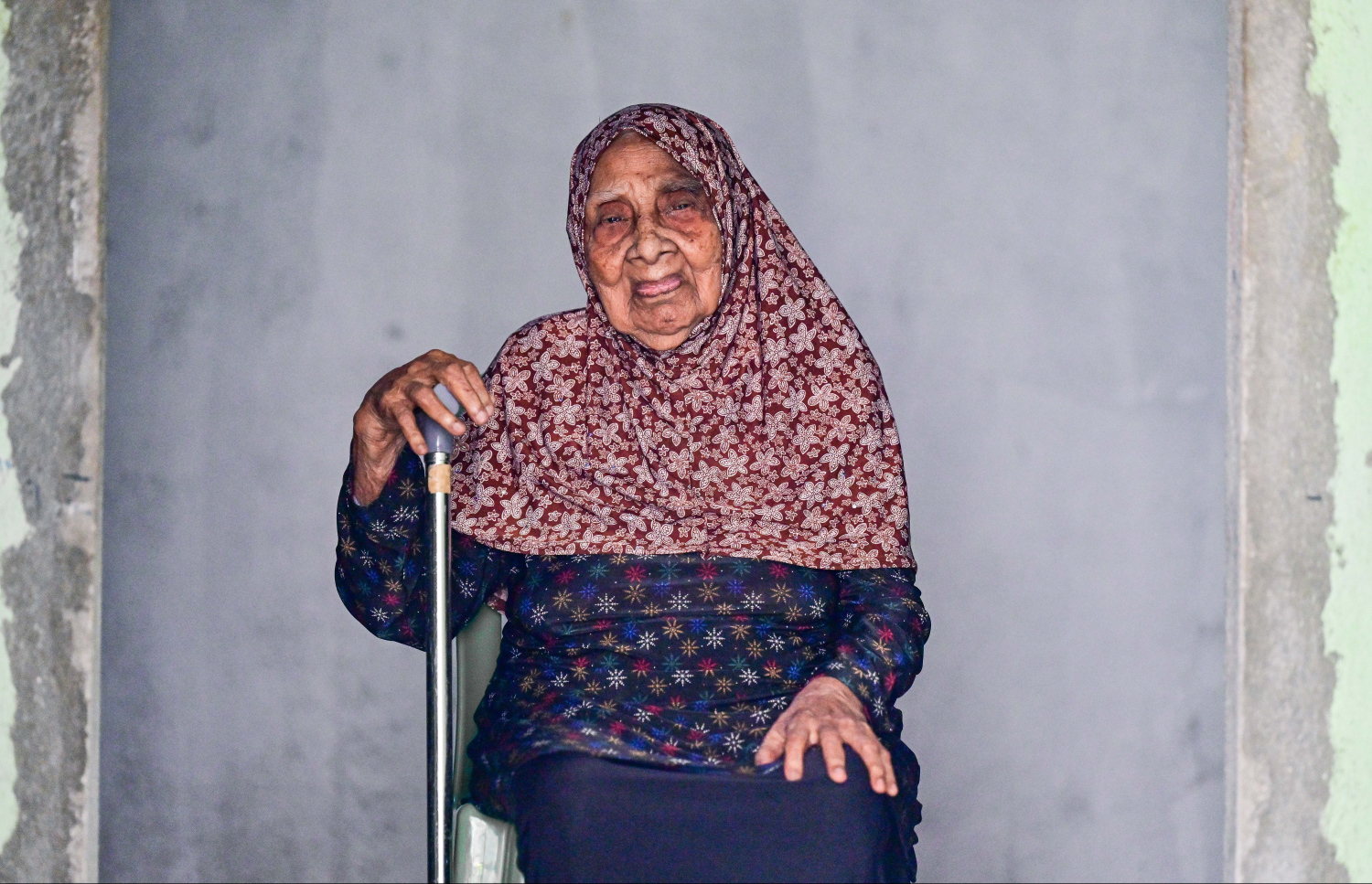 ގޭ ސިޓީން ރޫމްގައި ހުރި ގޮނޑިއެއްގައި ފާތިމަތު އިށީނދެލައިގެން: ރަށަށް އަންނަ މެހްމާނުންގެ ކެއިންބުއިމުން ފެށިގެން، ރަށުގެ ކުރިއެރުމަށް ކުރާ ކޮންމެ ކަމެއްގައި ވެސް އަންހެނުންނާ އެކު އިސްކޮށް އުޅުނެވެ. ތޮއްޑޫގެ މަޝްހޫރު ބަނޑިޔާ ގްރޫޕާ އެކު ރަށްރަށަށް ގޮސް ގިނަ ބަޔަކަށް އެކަން ދަސްކޮށްދިނުމުގައި ވެސް ވަރަށް ގިނަ ދުވަސް ހޭދަކުރި އެވެ.