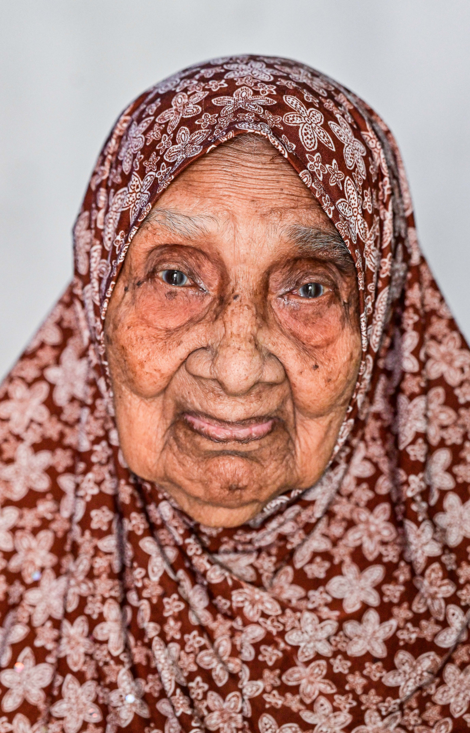 ކޮންމެ ދުވަހަކު މެގްނަމް ބޯން ބޭނުންވެ އެވެ. އެކަމަކު އޭނާގެ ކެއުމުގެ ކަންތައް ދަރިފުޅު ވަރަށް ފަރުވާތެރިކަމާ އެކު ބަލަހައްޓަ އެވެ.