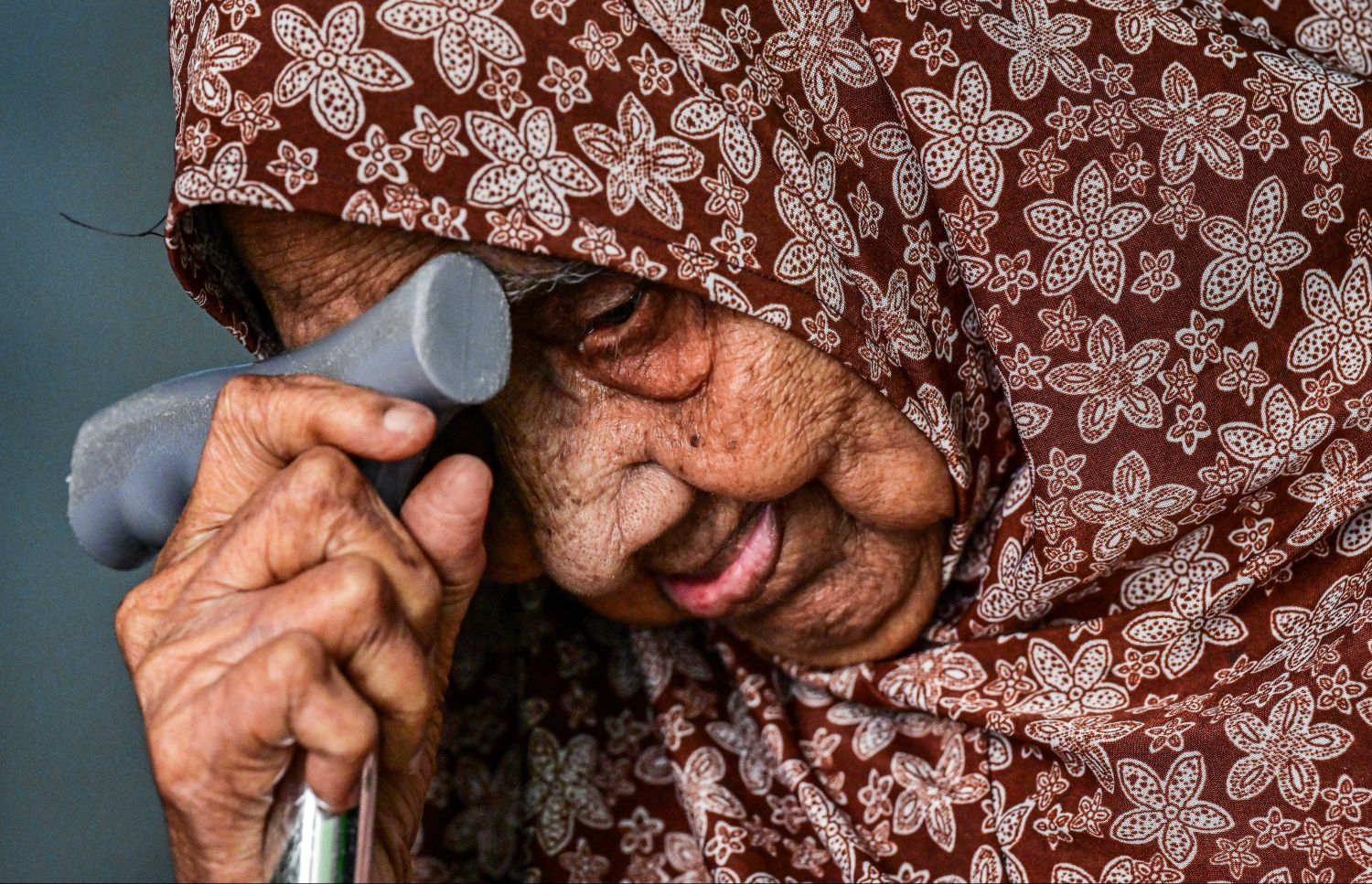 ފާތިމަތު އޭނާގެ އަސާގައި ބޯ އަޅާލައިގެން: އަސާ ހިފަހައްޓާލައިގެން އިނދެފައި އޭގެ މަތީގައި ބޯއަޅާލުމުން، ވަރުބަލިވީހޭ އެހުމުން ބޯހޫރުވާލި އެވެ. "ވަރުބަލި ވާންވީތަ؟" ފާތުމަތު ވެސް ކުރީ ސުވާލެކެވެ.