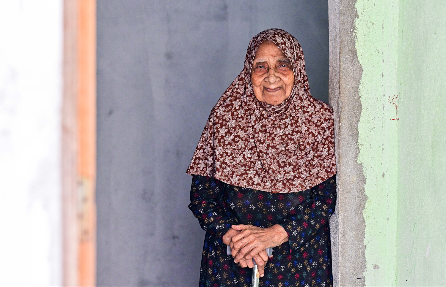 ގެއިން ނުކުންނަމުން، ވަރަށް ރީތި ފޮޓޯއެއް ފްރޭމްކޮށްފައި ފޮނުވައިދޭނަމޭ ބުނަމުން ހިނިތުންވެލި އެވެ.