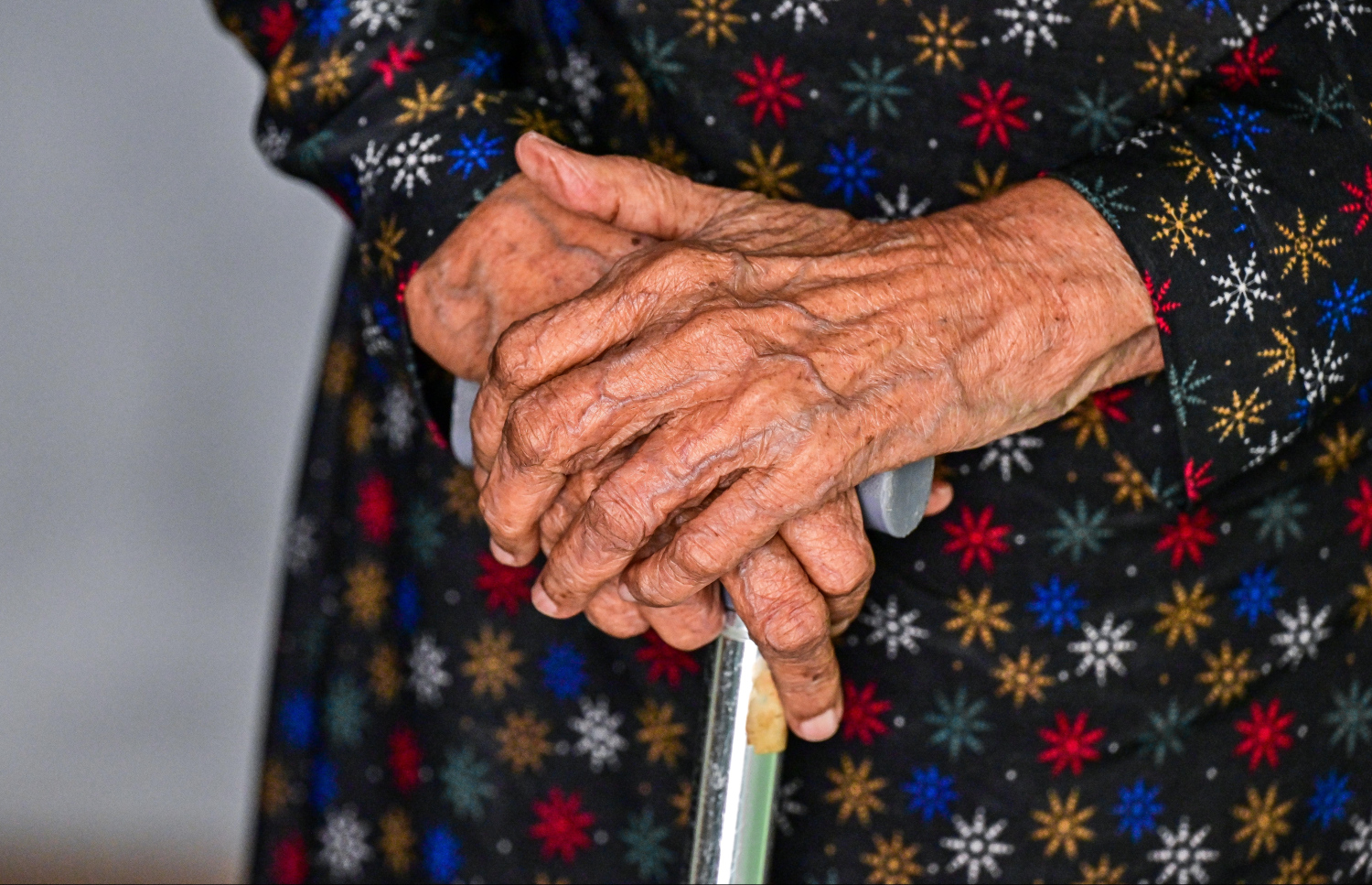 ފާތިމަތު އޭނާ ދިރިއުޅޭ ގޭ ދޮރުމަތީ އަސާ ހިފައިގެން މަޑުކޮއްލައިގެން: ފިރިކަލުން ނިޔާވުމުން ވެސް ކުރީގެ ހީވާގި ކަމުގައި ވަރަށް ގިނަ މަސައްކަތް ފާތުމަތު ކުރި އެވެ. މިހާ ދުވަހު އެނދުމަތި ނުވެ، އޭނާއަށް އެގޮތުގައި ދެމިހުރެވުމުގެ ސިއްރަކީ ހެލިފެލިވެ އުޅުމެވެ.