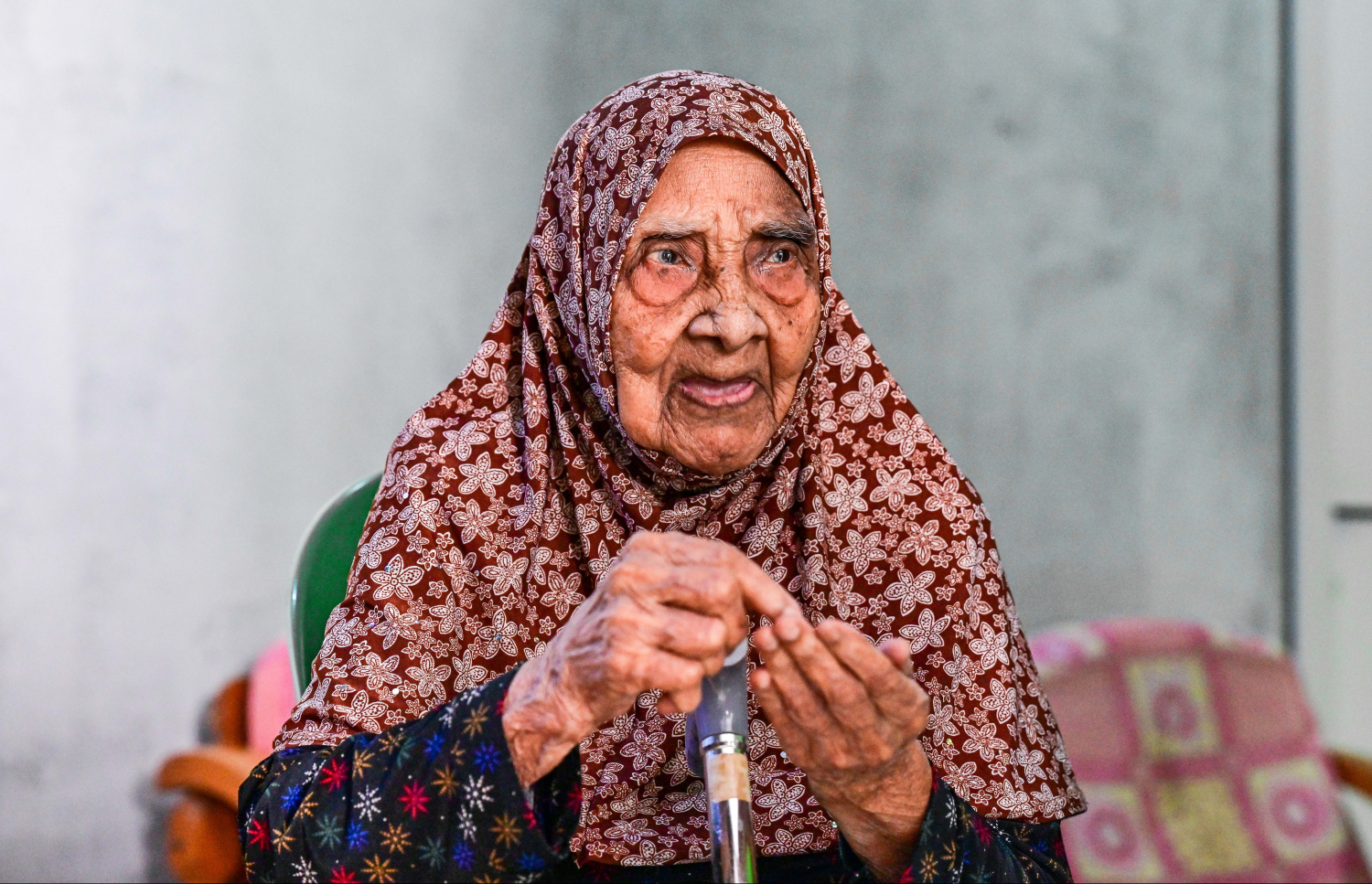 ފާތިމަތު އޭނާ ކާ ހިތްވާ ބައެއް އެއްޗެހި ކިޔައިދެނީ: ދަރިފުޅު ކިޔައިދިން ގޮތުގައި، އެހާ ދުވަސްވުމުން މަންމަގެ ކެއުމުގެ ޝައުގުވެރިކަން ވަރަށް ބޮޑަށް ބަދަލުވެއްޖެ އެވެ. އޭނާއަށް ވެސް މީރުވެގެން ދޭން ބުނަނީ މީރުކޮށް ގިނަ މީހުން ކައި އުޅޭ ޕިއްޒާ އާއި ސަބްމެރިން ކަހަލަ ކެއުންތަކެވެ. ޕެކެޓްގައި ބަންދުކޮށްފައި ހުންނަ ތައްޔާރީ ކާނާ ވެސް މީރުވެގެން ކައި އުޅެ އެވެ.