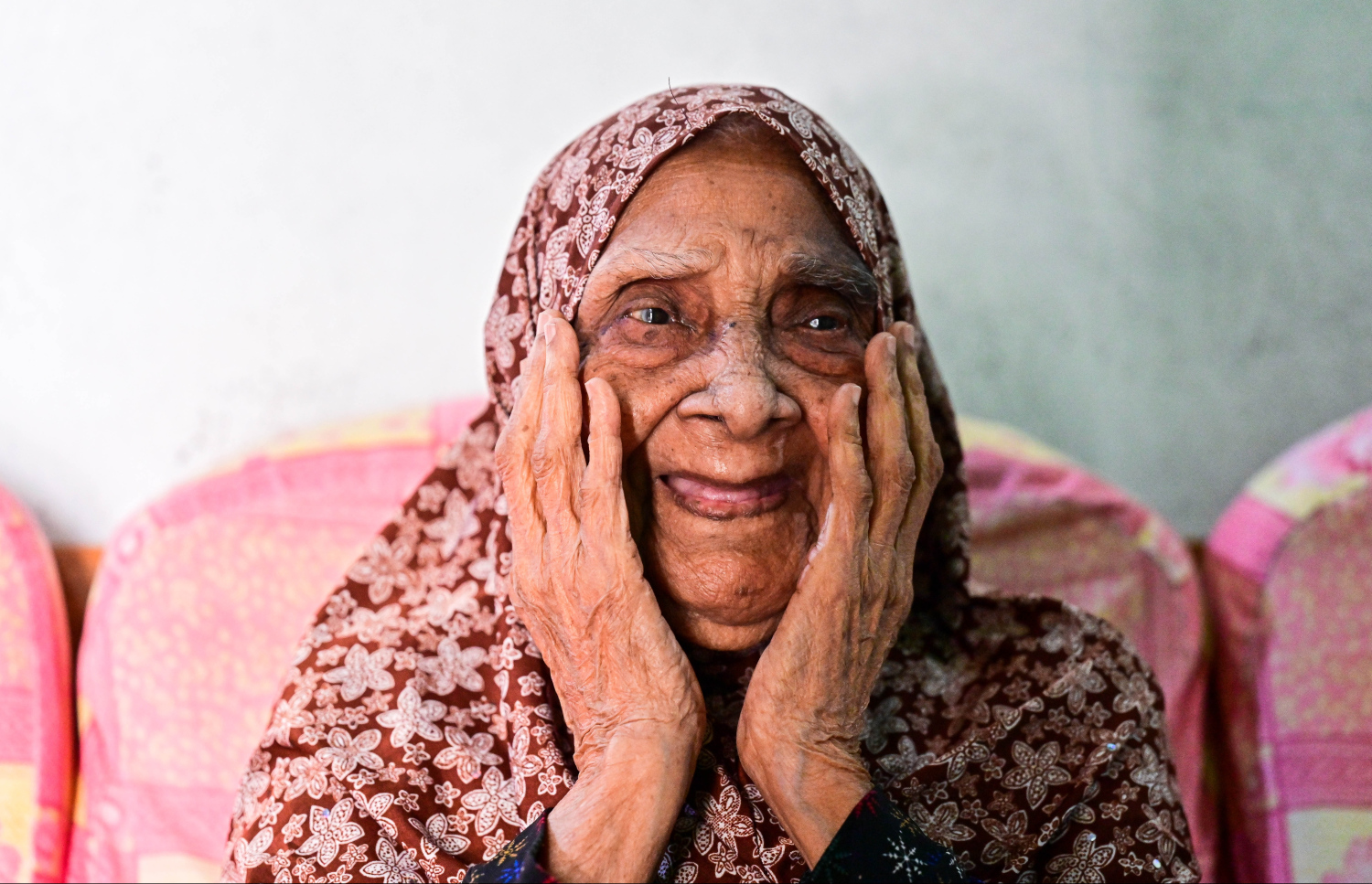 ގޭގެ ސިޓިންރޫމްގެ ސޯފާގައި އިށީނދެލައިގެން: ފޮޓޯއަކަށް ހިނިތުންވެލަން އެދުމުން، ބާރަށް ހިނިގަނޑެއް ޖަހާލި އެވެ. ދެން ބުނީ އެ އުމުރުގައި ފޮޓޯ އިން އޭނާ ފެންނާނީ "ހަންކޮޅެއް ހެން" ކަމަށެވެ.