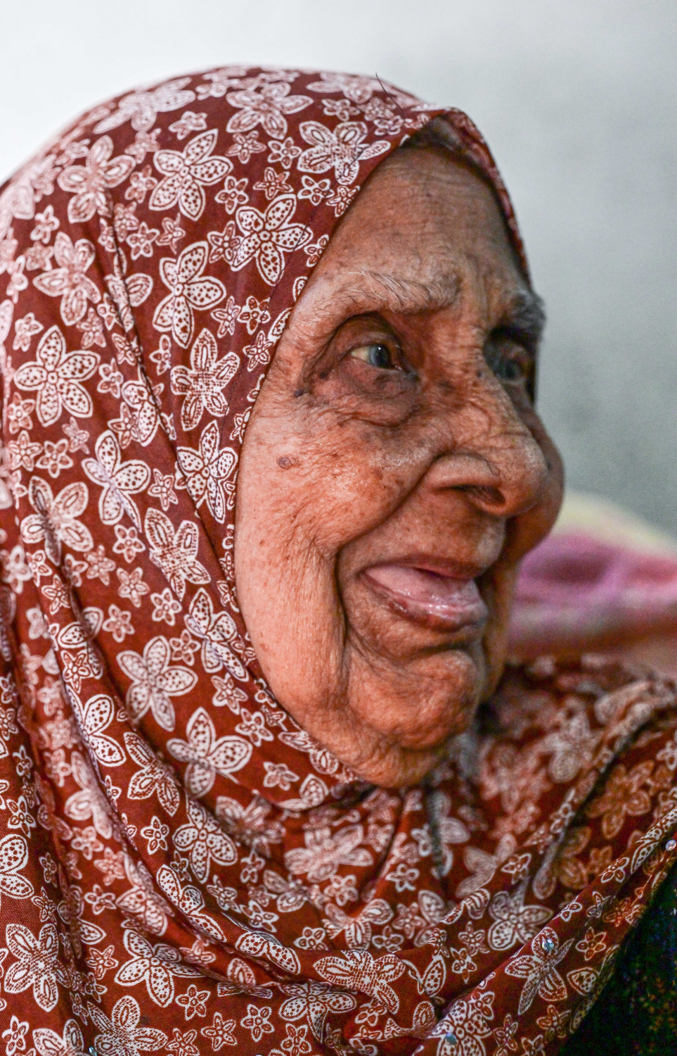 ވީޑިއޯކުރަން ފެށުމުން، ފާތިމަތު އަމިއްލައަށް ތައާރަފް ވެލަނީ: އަހަރެންގެ ނަމަކީ ފާތުމަތު މުހައްމަދު، އއ. ތޮއްޑޫ އެވެ. އެކަމަކު އުމުރު ނުބުނެ ނިންމާލީ އެވެ. އެހާ މުހިއްމެއް ނޫނެވެ. ހިތް އަދިވެސް ވަރަށް ޒުވާނެވެ. އެންމެ ހަރަކާތްތެރިކޮށް އުޅުނު ދުވަސްތަކެކޭ އެއްގޮތަށް، ވާހަކަ ދެއްކުމުގައި ސަކަ މިޒާޖެއް ހުއްޓެވެ.