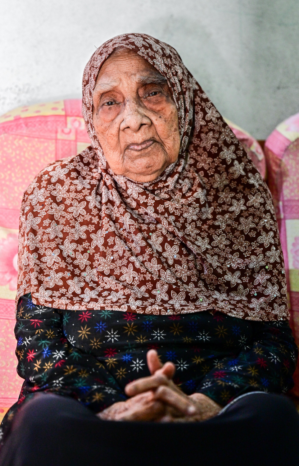 ފާތިމަތު ފޮޓޯނަގަން ފެށުމުން ކެމެރާއަށް ބަލަހައްޓައިގެން: މިހެން އިރުކޮޅަކަށް ކެމެރާއަށް ބަލަން އިނދެފައި، އެހީ ގިނަ ފޮޓޯ ނަގަނީ ކީއްކުރަން ހެއްޔެވެ؟ ޖަވާބު ވެސް އަމިއްލަ އަށް ދިނެވެ. " "އޭރަށް ނޫހުން ފެންނާނެ ދޯ މަ މަރުވިޔަސް." ބުނެލިއެވެ.