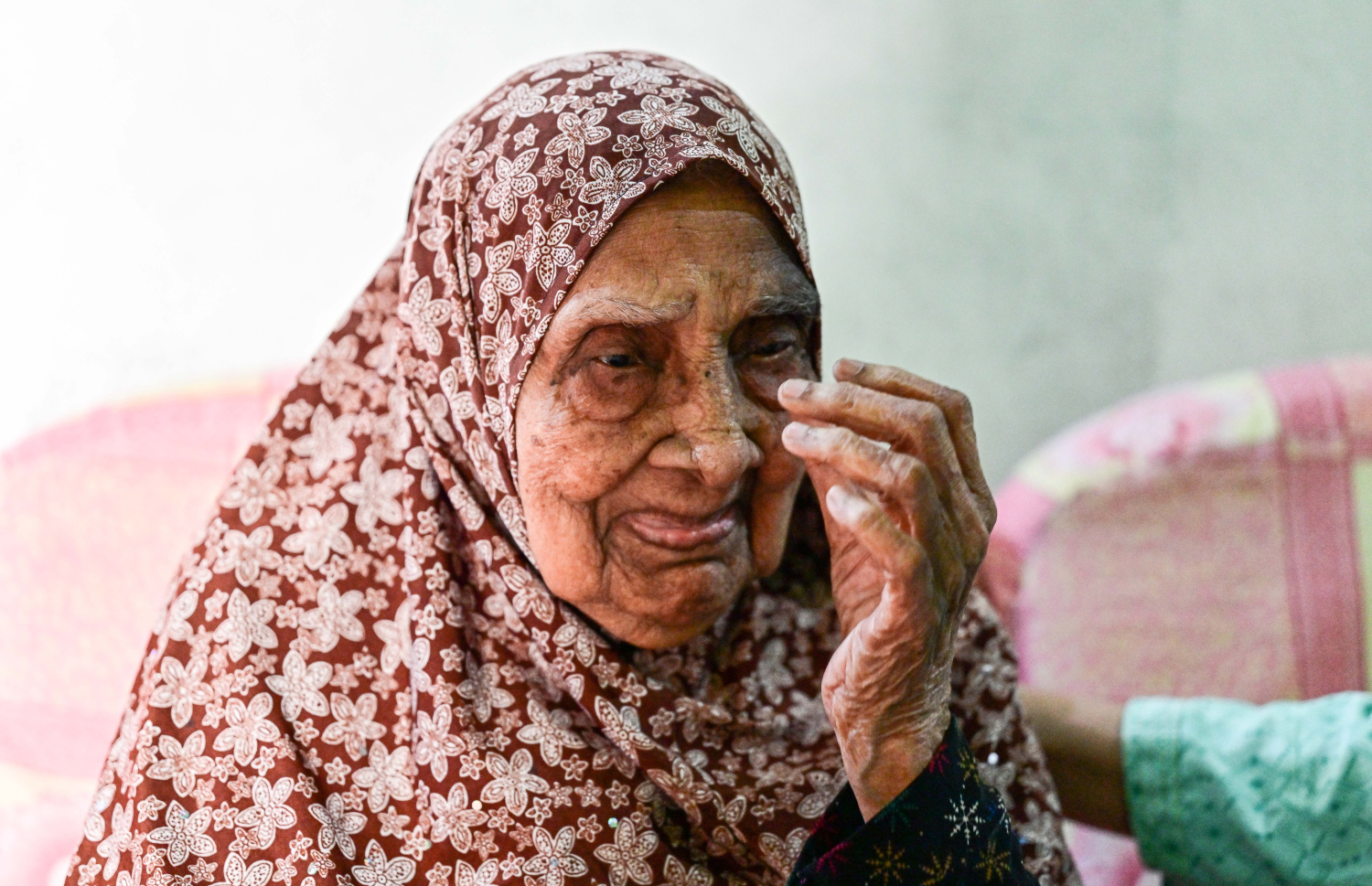 ފާތުމަތު އެންމެ ދުރު ހަނދާނަކަށް ހުންނަނީ، ވަަރަށް ކުޑައިރު، ބައްޕަމެންނާ އެކު ވަލަށް ދަރު ހޮވަން ގޮސް އުޅުމެވެ. ދޯނި ބަނދެ ނިމުމުން ފަރިވަޅު ކައްކައި ފޯރިއާ އެކު މޫދަށް ބޭލުމުގެ އުފާވެރި ހަނދާން ވެސް ހުއްޓެވެ. އެ ވާހަކައިން އެ ދުވަސްވަރުގެ ހިތްހަމަޖެހުން މޫނުމަތިން ސިފަވި އެވެ.