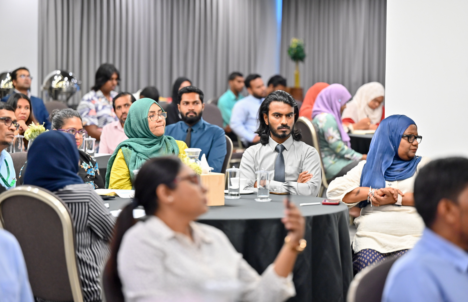 ޔުނިސެފުން އިސް ނަގައިގެން ފަށާފައިވާ ސިލްސިލާ މަޝްވަރާތަކުގެ ތެރެއިން، ދުންފަތުގެ އިސްތިއުމާލު ކުރުން ހުއްޓުވުމާއި ވޭޕް މަނާކުރުން ތަންފީޒުކުރުމުގެ މައުލޫއަށް ބޭއްވި ހަރަކާތް ފެށުމުގެ ރަސްމިއްޔާތުގައި ބައިވެރިވި ބައެއް މީހުން.-- ފޮޓޯ: ނިޝާން އަލީ/ މިހާރު