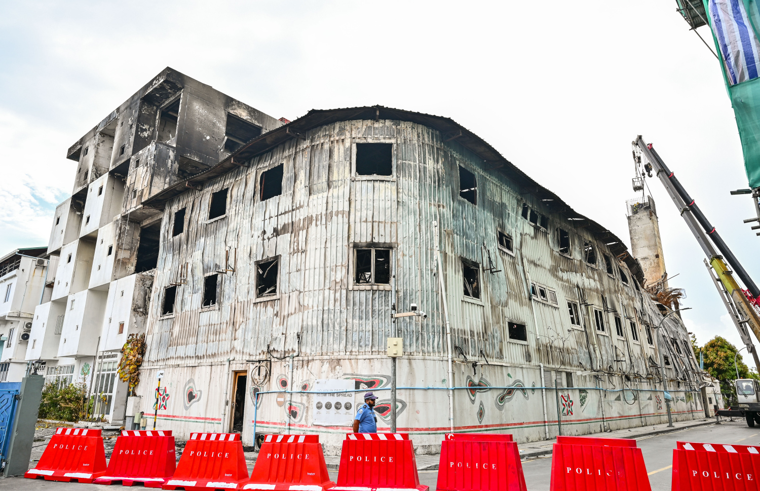 ހައުސިން މިނިސްޓްރީ އިމާރާތުގައި ރޯވެ އަލިފާން ނިއްވާލާފައި--- ފޮޓޯ: މިހާރު