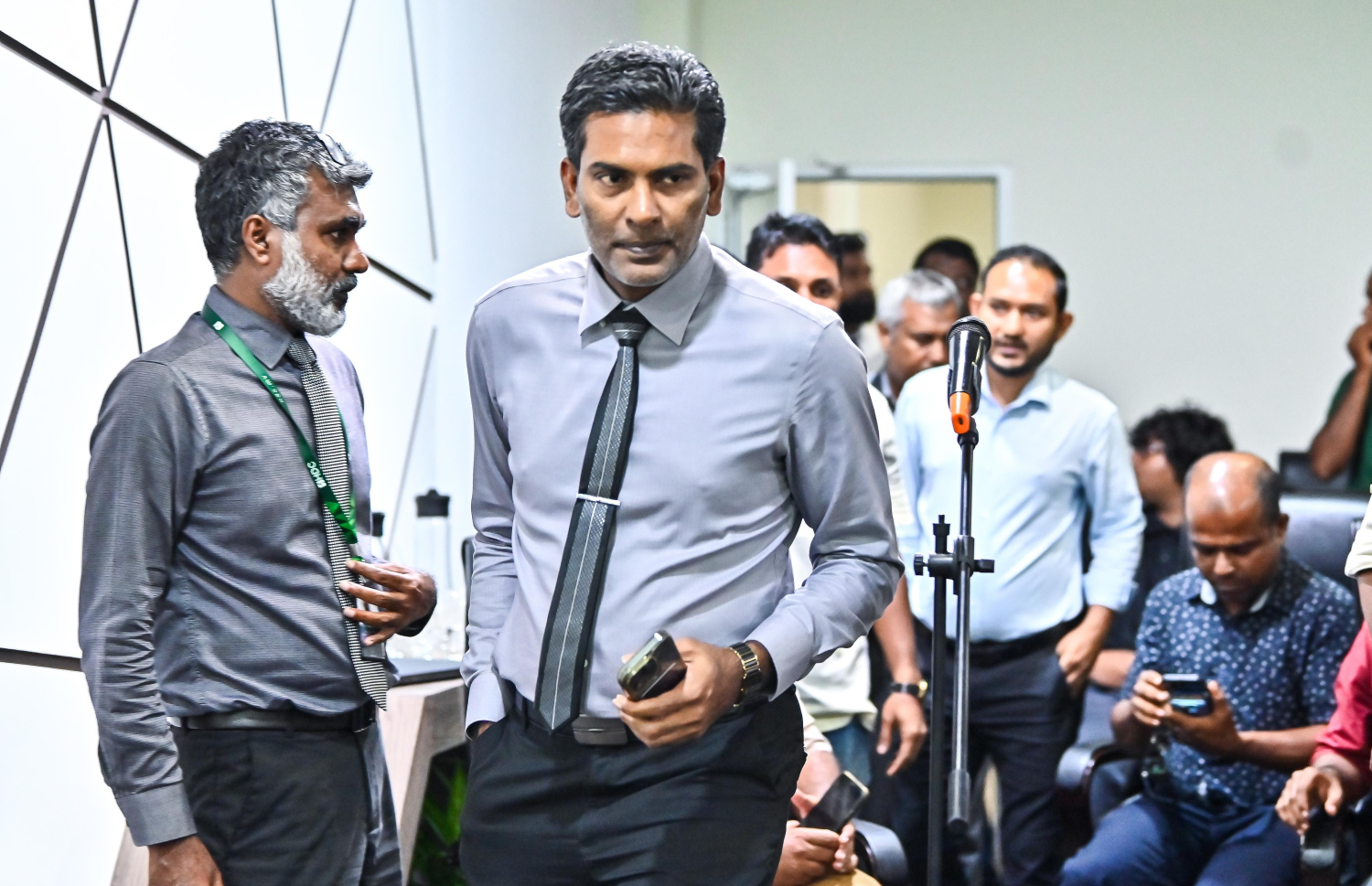 ގޯތި ލިސްޓާ ގުޅިގެން އެޗްޑީސީއަށް ކުރެވޭ ތުހުމަތުތަކާ ގުޅިގެން ބޭއްވި ނޫސްވެރިންގެ ބައްދަލުވުމުގައި އެޗްޑީސީގެ އެމްޑީކަން ކުރެއްވި ފަޒުލް.-- ފޮޓޯ: ފަޔާޒް މޫސާ | މިހާރު