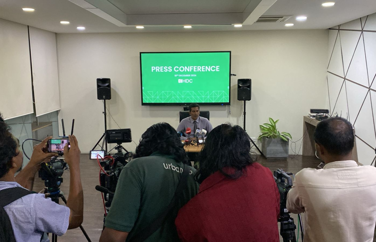 އެޗްޑީސީގެ އެމްޑީ ފަޒުލް ނޫސްވެރިންގެ ސުވާލުތަކަށް ރޭ ޖަވާބު ދެއްވަނީ.---ފޮޓޯ: ފަޔާޒު މޫސާ| މިހާރު