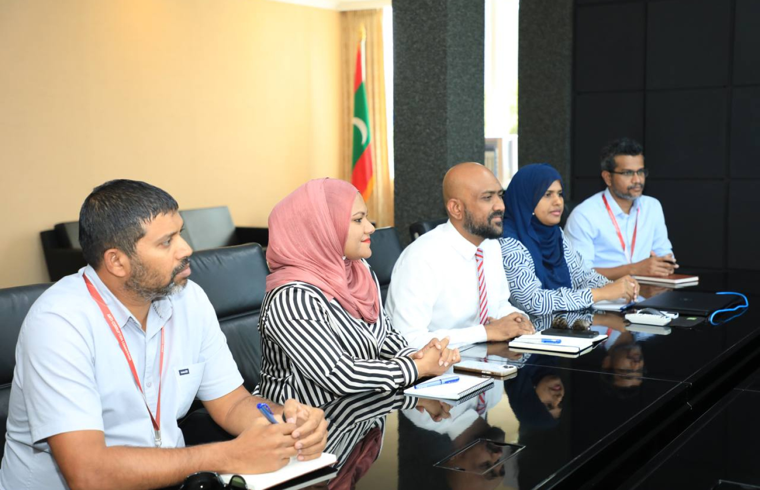 އެޗްޑީސީގެ ކޮރަޕްޝަންގެ ތަހުގީގާ ގުޅޭ ގޮތުން ފުލުހުންނާ އެކު އޭސީސީން ބޭއްވި ބައްދަލުވުމުގައި އޭސީސީގެ މެމްބަރުން.-- ފޮޓޯ: ޕޮލިސް