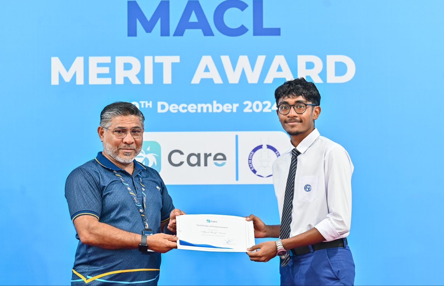 މެރިޓް އެވޯޑު ލިބުނު ދަރިވަރަކަށް ލިޔުން ހަވާލުކުރައްވަނީ. -- ފޮޓޯ: ފަޔާޒް މޫސާ | މިހާރު