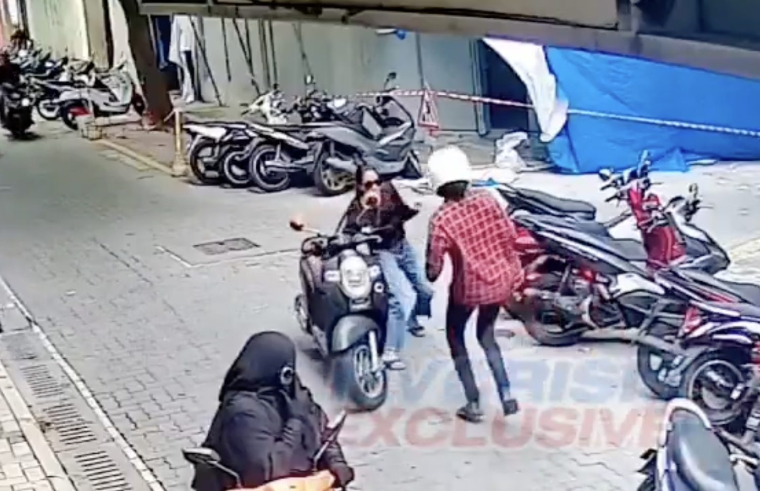 ދެ ވަނަ ފަހަރަށް ފިރިހެން މީހާ އަންހެން މީހާއާ ދިމާލަށް ދިއުމުން ސަލާމަތް ވާން އަންހެން މީހާ ދުއްވައިގަންނަ މަންޒަރު.