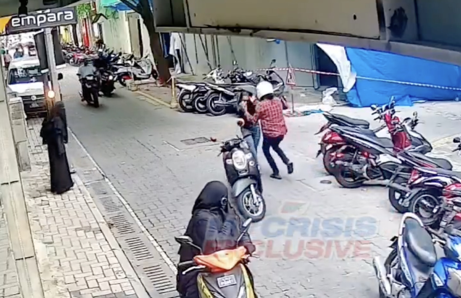 އަންހެން މީހާއަށް ހަމަލާ ދީ އަތްދަބަސް ފޭރެން މަސައްކަތް ކުރަނީ.