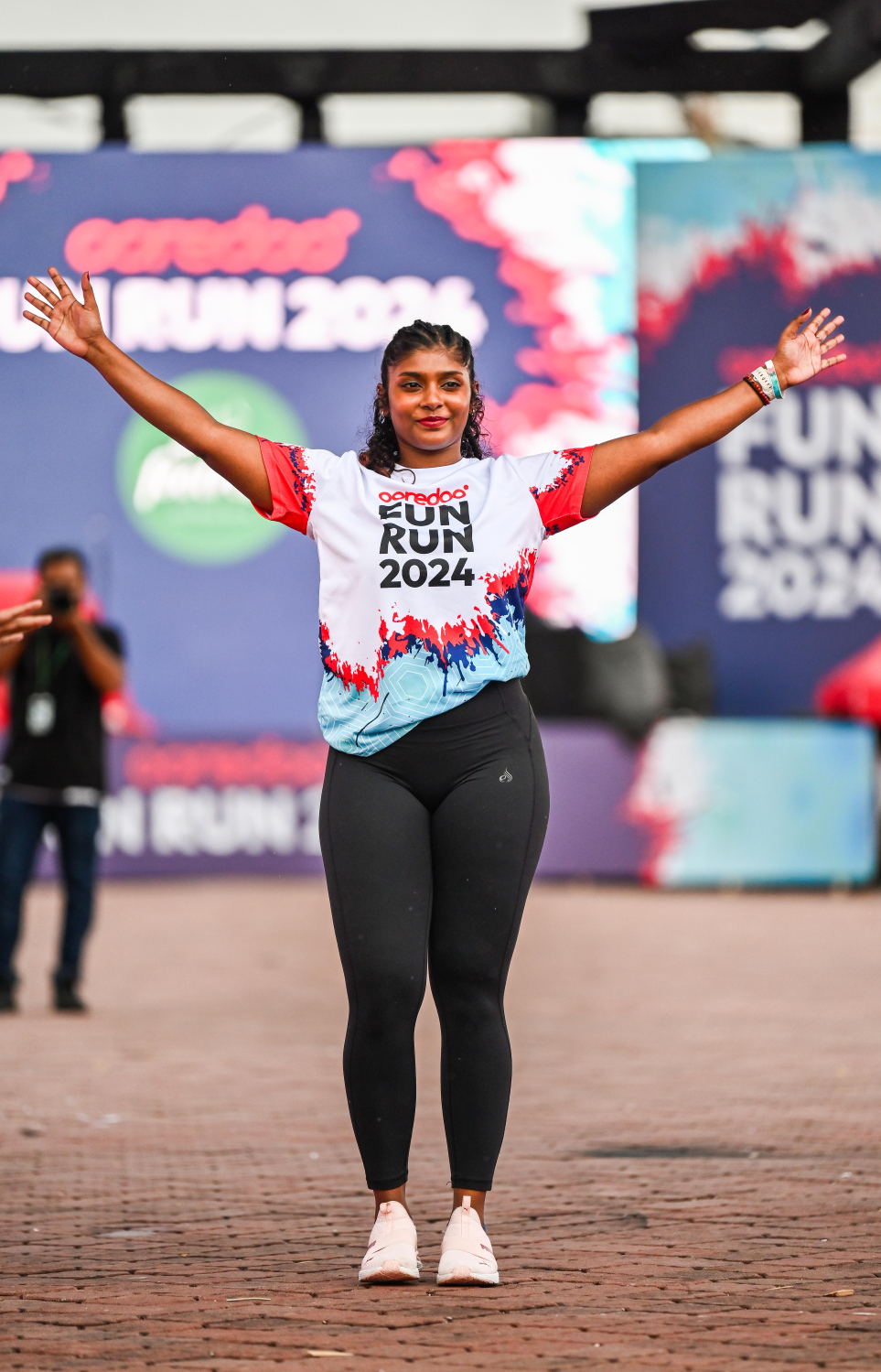 ފަން ރަންގެ ބައިވެރިން ރޭސް ފެށުމުގެ ކުރިން ވޯމްއަޕްކުރަނީ: މި ރަންގައި މި އަހަރު ވެސް 6،000 އަށް ވުރެ ގިނަ މީހުން ބައިވެރިވި -- ފޮޓޯ: ނިޝާން އަލީ | މިހާރު