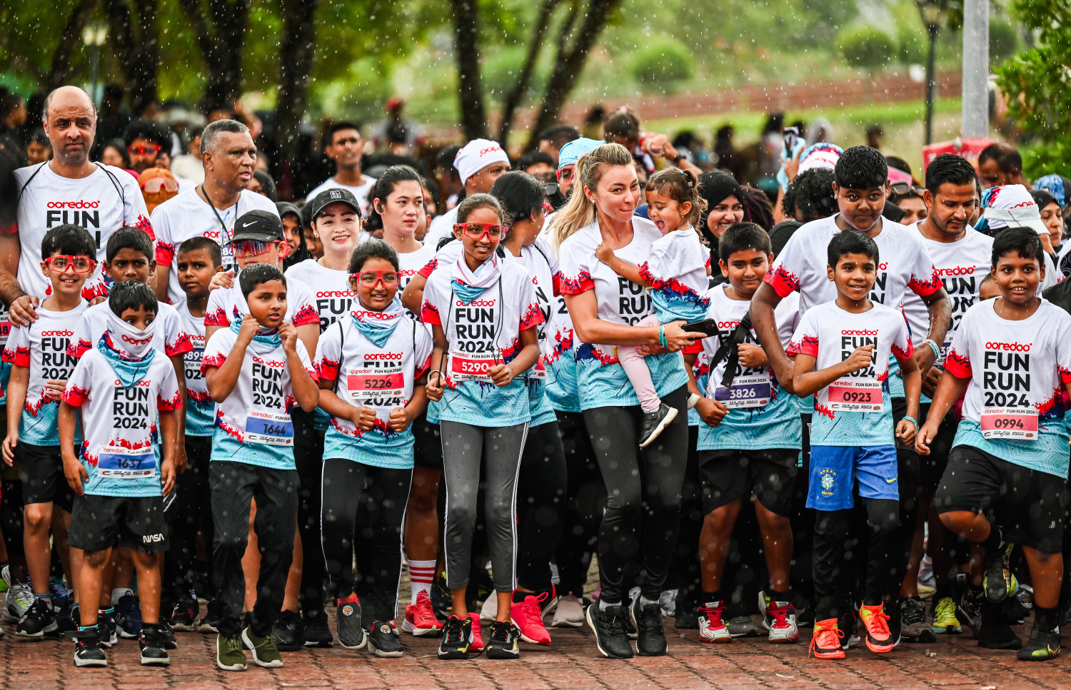 ފަން ރަންގެ ބައިވެރިން ރޭސް ފެށުމުގެ ކުރިން ވޯމްއަޕްކުރަނީ: މި ރަންގައި މި އަހަރު ވެސް 6،000 އަށް ވުރެ ގިނަ މީހުން ބައިވެރިވި -- ފޮޓޯ: ނިޝާން އަލީ | މިހާރު