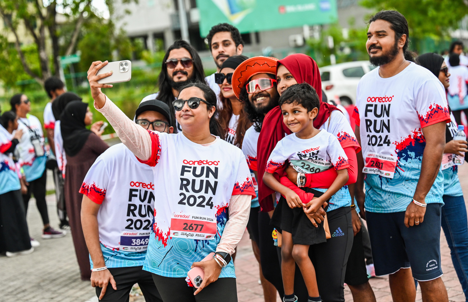 ފަން ރަންގެ ބައިވެރިން ރޭސް ފެށުމުގެ ކުރިން ވޯމްއަޕްކުރަނީ: މި ރަންގައި މި އަހަރު ވެސް 6،000 އަށް ވުރެ ގިނަ މީހުން ބައިވެރިވި -- ފޮޓޯ: ނިޝާން އަލީ | މިހާރު