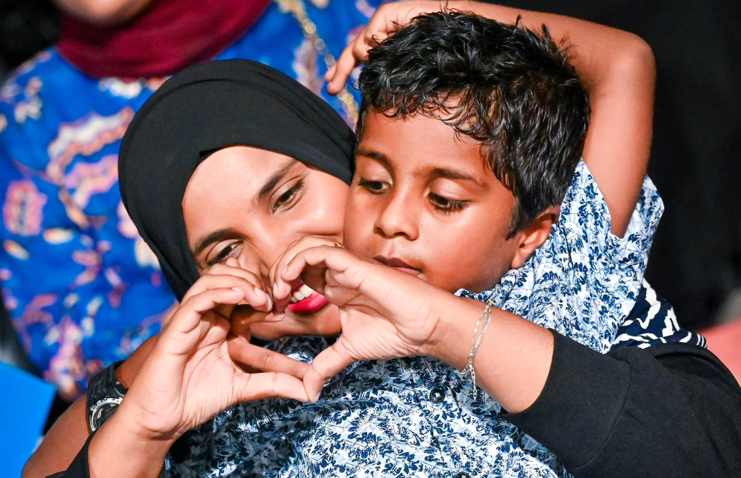 ގޯލްޑް ކަޕްގެ މެޗެއްގެ ތެރެއިން ކުޑަކުއްޖަކާއި އަންހެނެއް: އާއިލާތައް އެކުގައި ދަނޑަށް އައިސް މެޗުތައް ބެލި