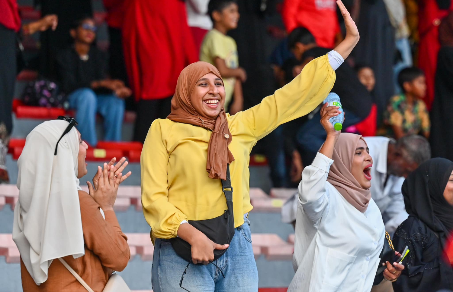 ގޯލްޑް ކަޕްގެ މެޗެއްގެ ތެރެއިން އަންހެން ސަޕޯޓަރުން ޓީމަށް ހިތްވަރު ދެނީ