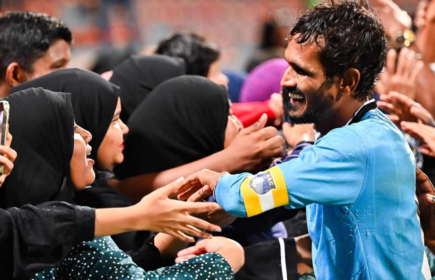 އަލިފުށީގެ އަންހެން ސަޕޯޓަރުން އެ ރަށު ޓީމުގެ ކެޕްޓަން މުހައްމަދު ރަޝީދު (ހޮކޭ) އަށް ހިވަރު ދެނީ --- ފޮޓޯ: ފަޔާޒު މޫސާ | މިހާރު