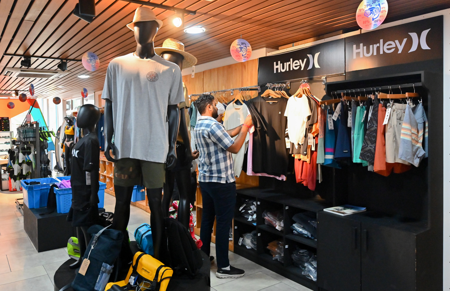 ސީގިއާ ފިހާރައިގައި ހުރި ހެދުންތަކެއް. -- ފޮޓޯ: ނިޝާން އަލީ | މިހާރު