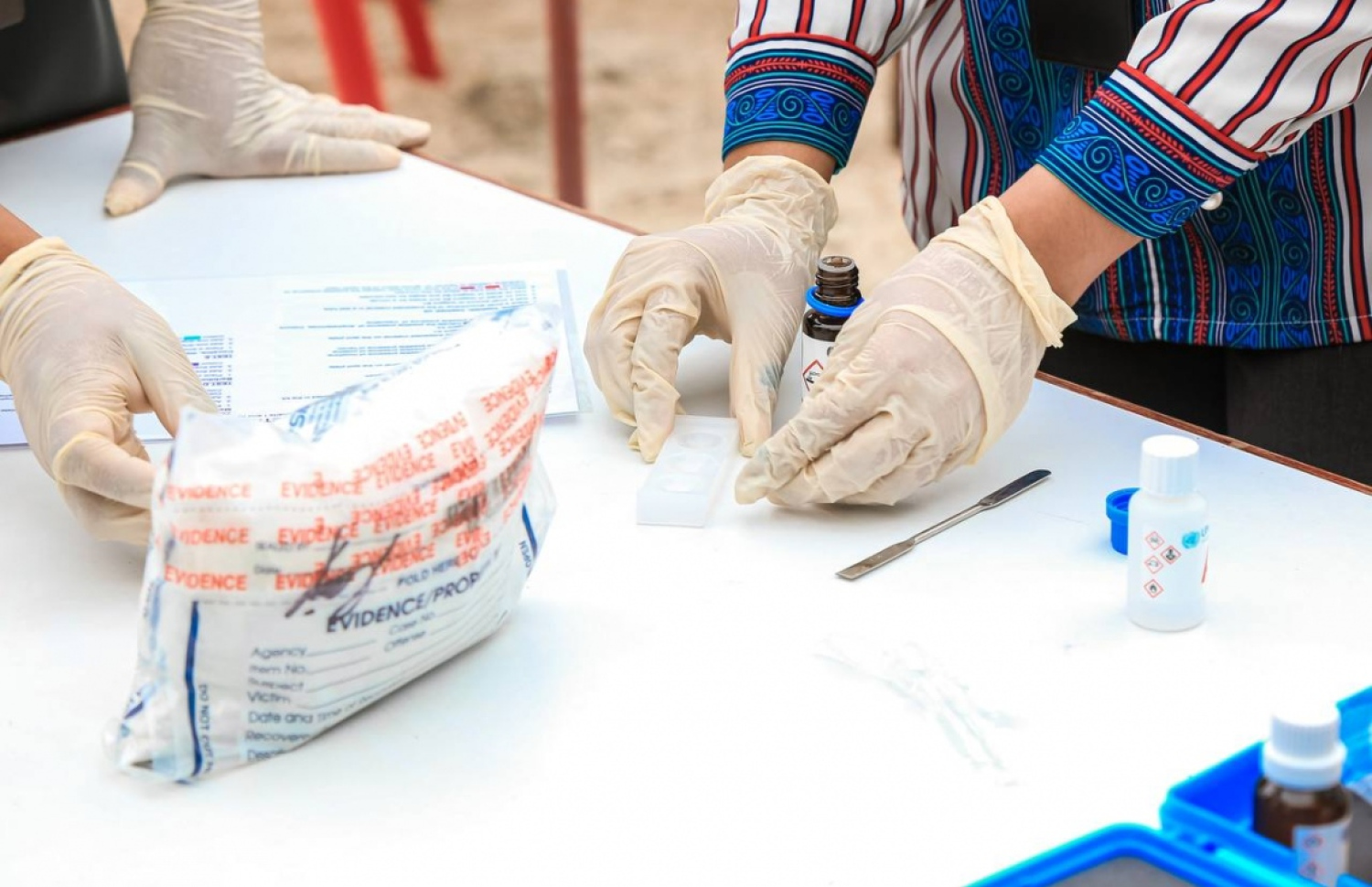 ފުލުހުން އަތުލައިގެންފައިވާ މަސްތުވާތަކެތި ނައްތާލުމުގެ ކުރިން ޓެސްޓުކޮށް، އެއީ މަސްތުވާތަކެތިކަން ކަށަވަރުކުރަނީ.---ފައިލް ފޮޓޯ: މިހާރު