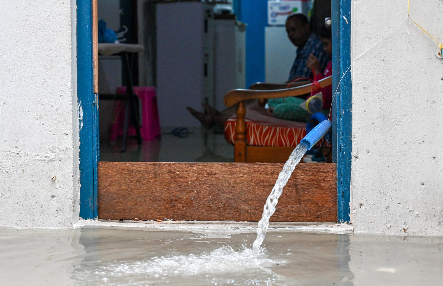 މާާލެއަށް ބޯކޮށް ވާރޭވެހެ ފެންބޮޑުވިއިރު، ގެއަކަށް ވަތް ފެންތަކެއް ހިއްކަނީ --.ފޮޓޯ ނިޝާން އަލީ | މިހާރު