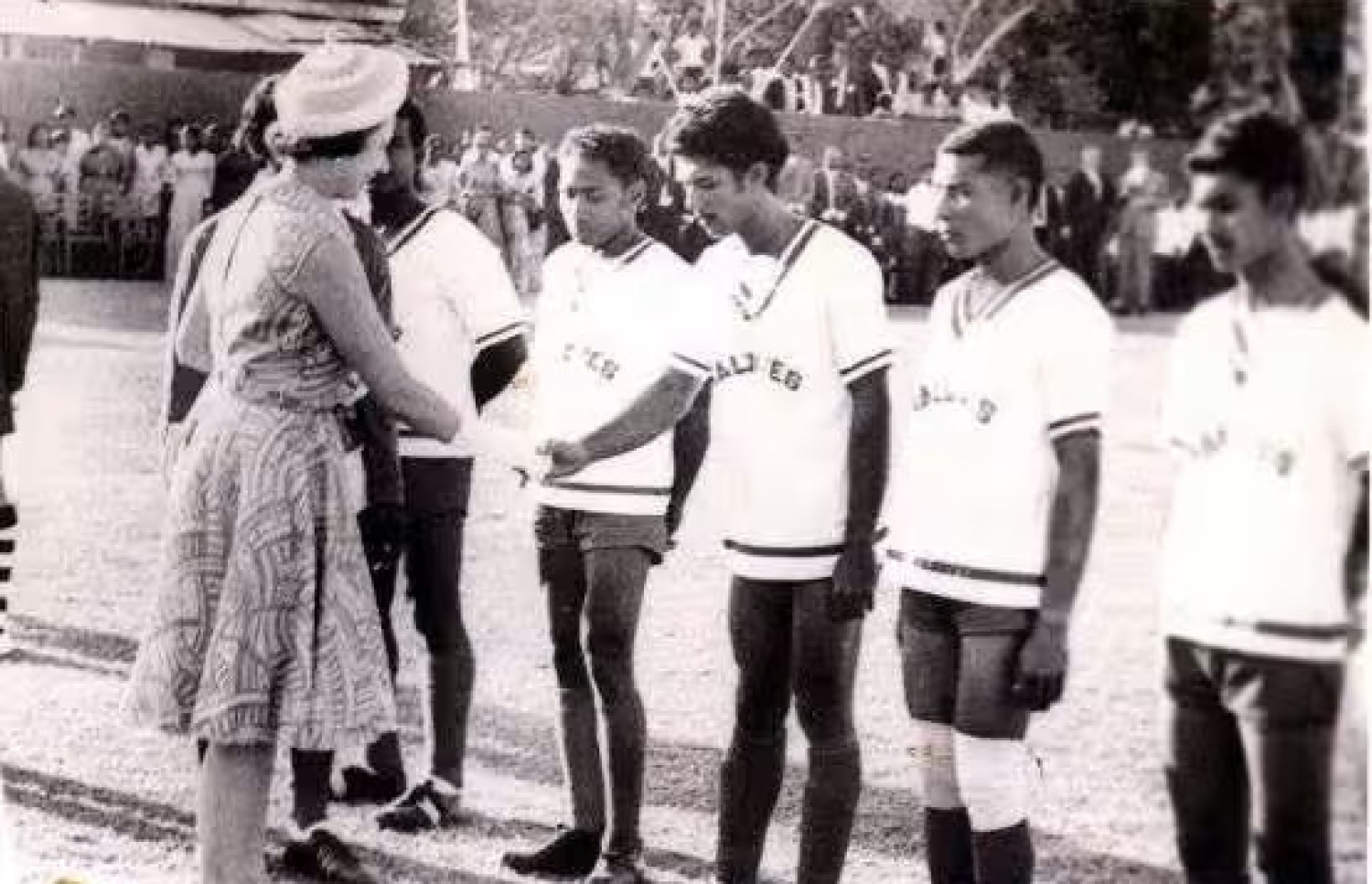 އިނގިރޭސި ރާނީ އެލްޒަބަތު ރާއްޖެ ވަޑައިގަތުމުން އެކަމަނާގެ ޝަރަފުގައި ކުޅުނު މެޗުގައި މުފީދު، ރާނީއާ ސަލާމް ކުރައްވަނީ