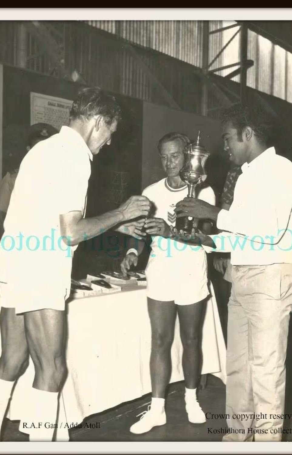 ހުސައިން ދީދީ - ޖޯޖް- (ކ) އައްޑޫގައި އިނގިރޭސިން ބޭއްވި މުބާރާތަކަށް ފަހު ތައްޓެއް ހަވާލުކޮށް ދެނީ. --- ފައިލް ފޮޓޯ: ކޮށިދޯރާހައުސް