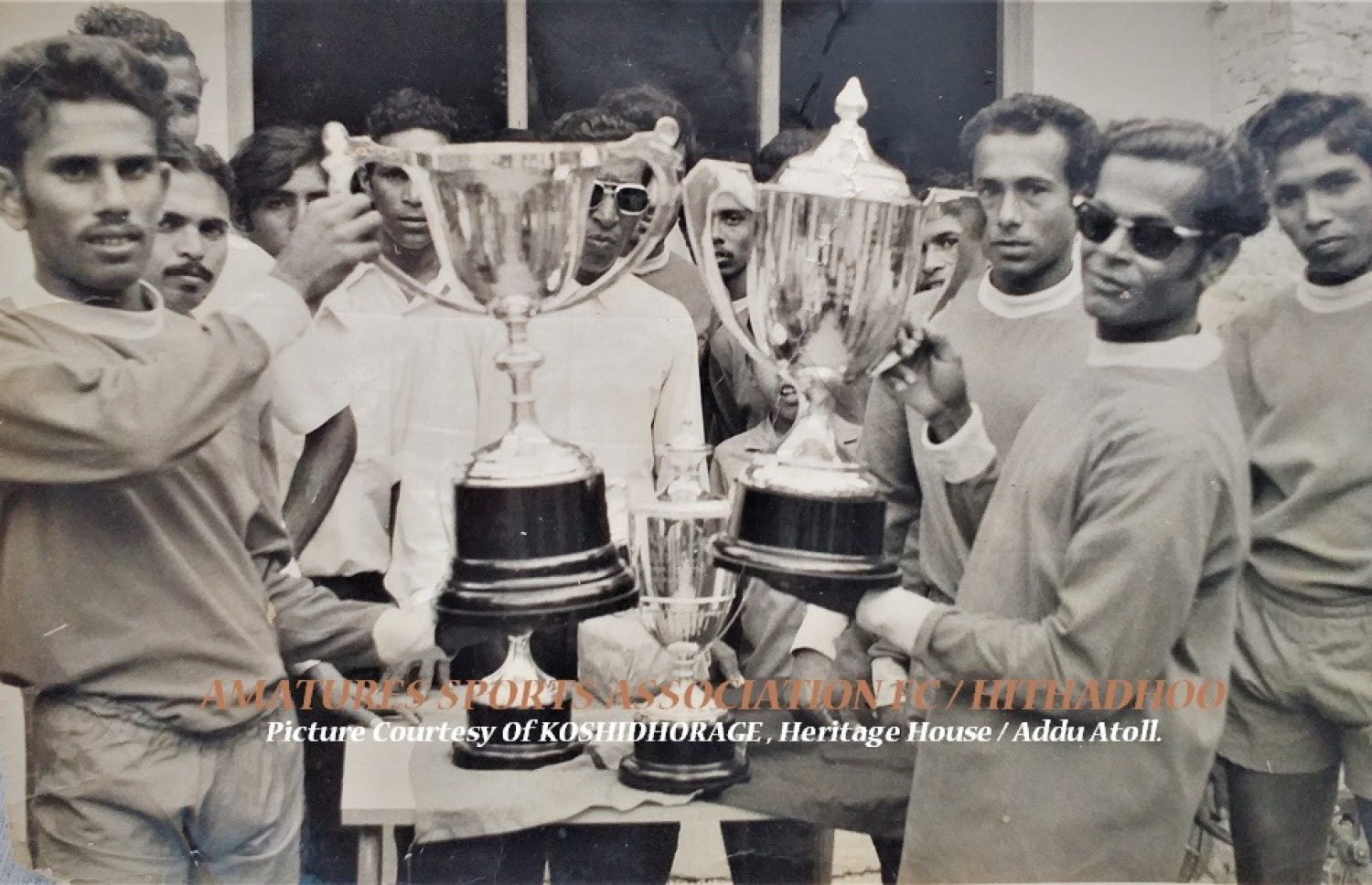 ހިތަދޫ އޭއެސްއޭގެ ކުޅުންތެރިން 1976 ގައި ކާމިޔާބު ކުރި ގައުމީ ފައިނަލަށް ފަހު ތަށި އުފުލާލަނީ --- ފައިލް ފޮޓޯ: ކޮށިދޯރާހައުސް