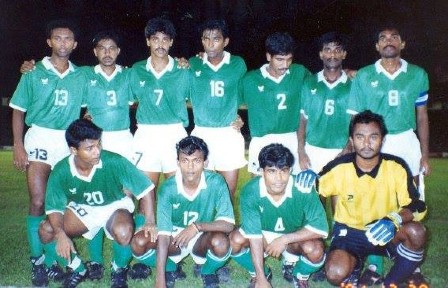 ވާހިދު (2) ގައުމީ ޓީމުގެ ފުރަތަމަ އެގާރައާ އެކު ގްރޫޕް ފޮޓޯއެއްގައި.