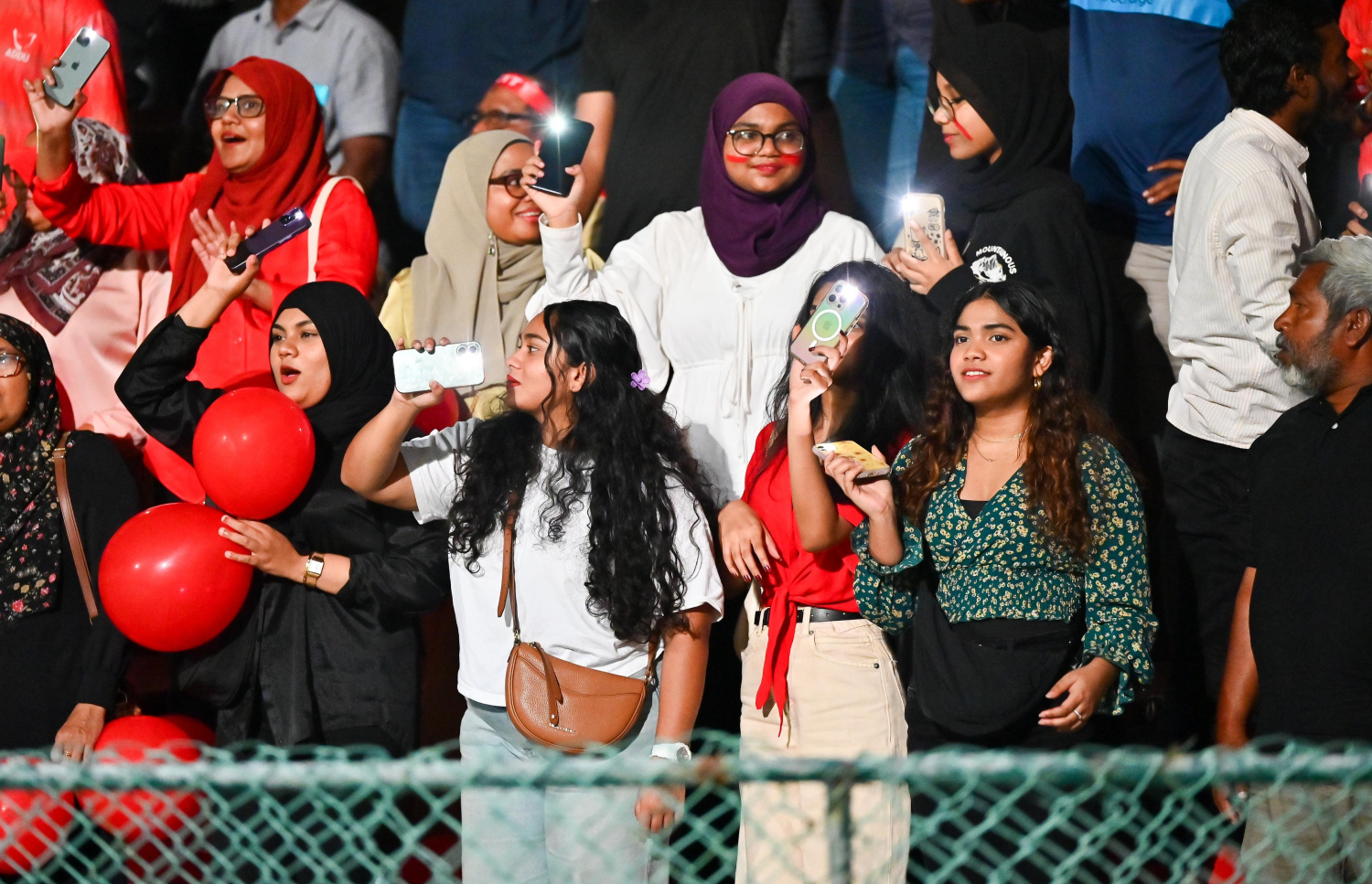 އައްޑޫގެ ސަޕޯޓަރުން ގޯލްޑް ކަޕްގެ މެޗެއްގައި