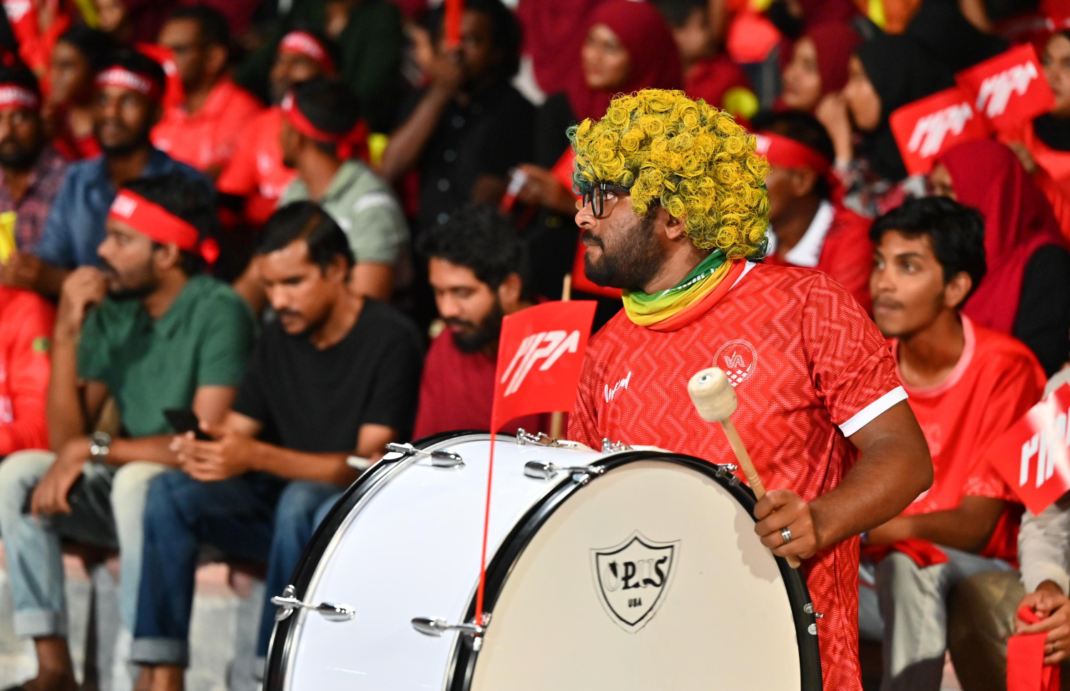ގޯލްޑް ކަޕް ފައިނަލްގައި އައްޑު އާއި އޭދަފުށި ކުޅުނު މެޗުގައި އޭދަފުށީގެ ސަޕޯޓަރުން ޓީމަށް ތަރުހީބު ދެނީ: ފައިނަލުގައި އައްޑޫގެ މައްޗަށް 2-0 ގެ ނަތީޖާއަކުން މޮޅުވެ ގޯލްޑް ކަޕްގެ ޗެމްޕިއަންކަން. އޭދަފުށިން ވަނީ ހޯދާފައި.--- ފޮޓޯ: ފަޔާޒް މޫސާ | މިހާރު