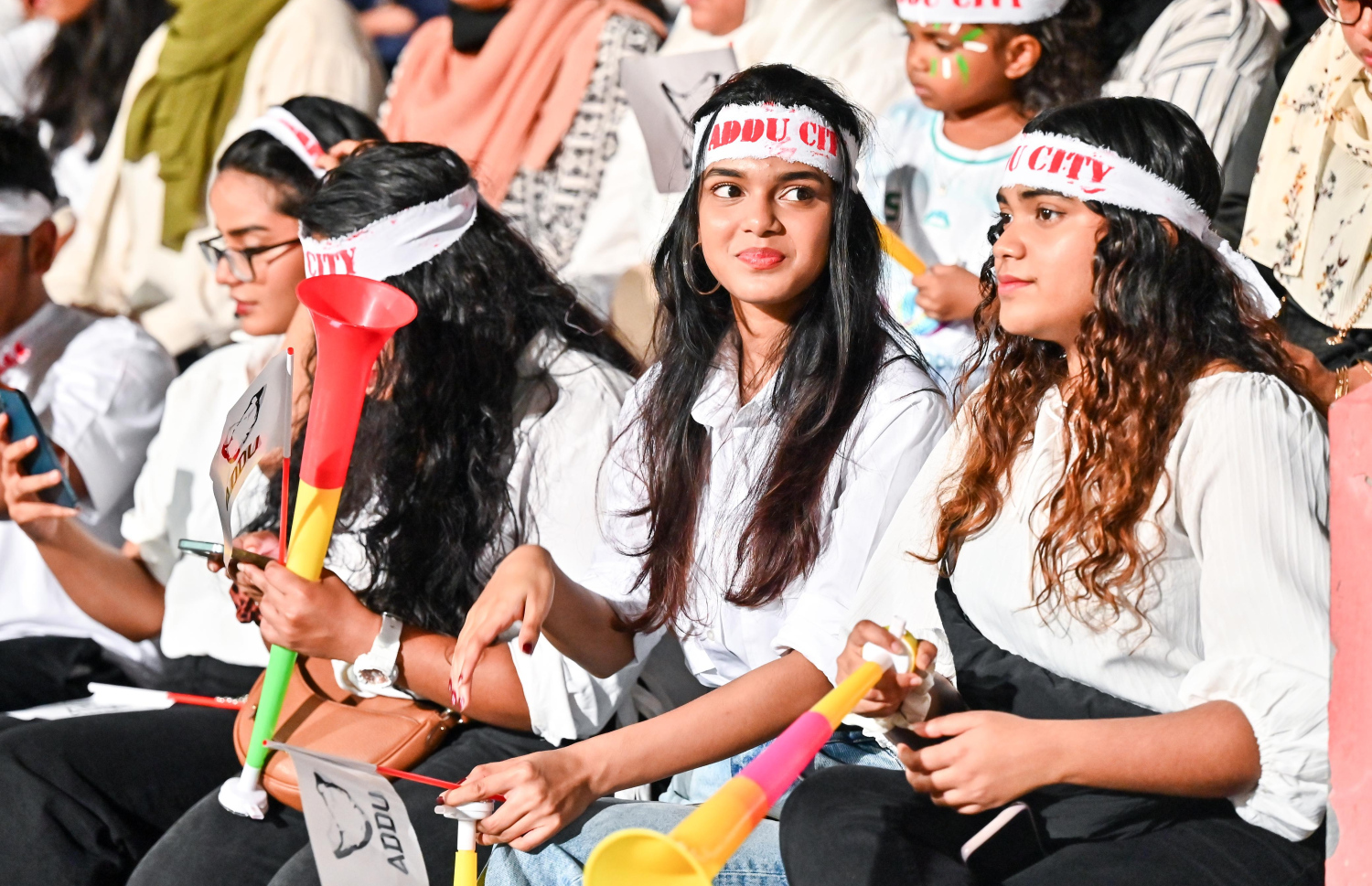 ގޯލްޑް ކަޕް ފައިނަލްގައި އައްޑު އާއި އޭދަފުށި ކުޅުނު މެޗު ބަލަން ދިޔަ އައްޑޫގެ ސަޕޯޓަރުން: ޓީމަށް ސަޕޯޓްކޮށް ވަރަށް ގަދައަށް ހިތްވަރު ދިން.---ފޮޓޯ: ފަޔާޒު މޫސާ| މިހާރު