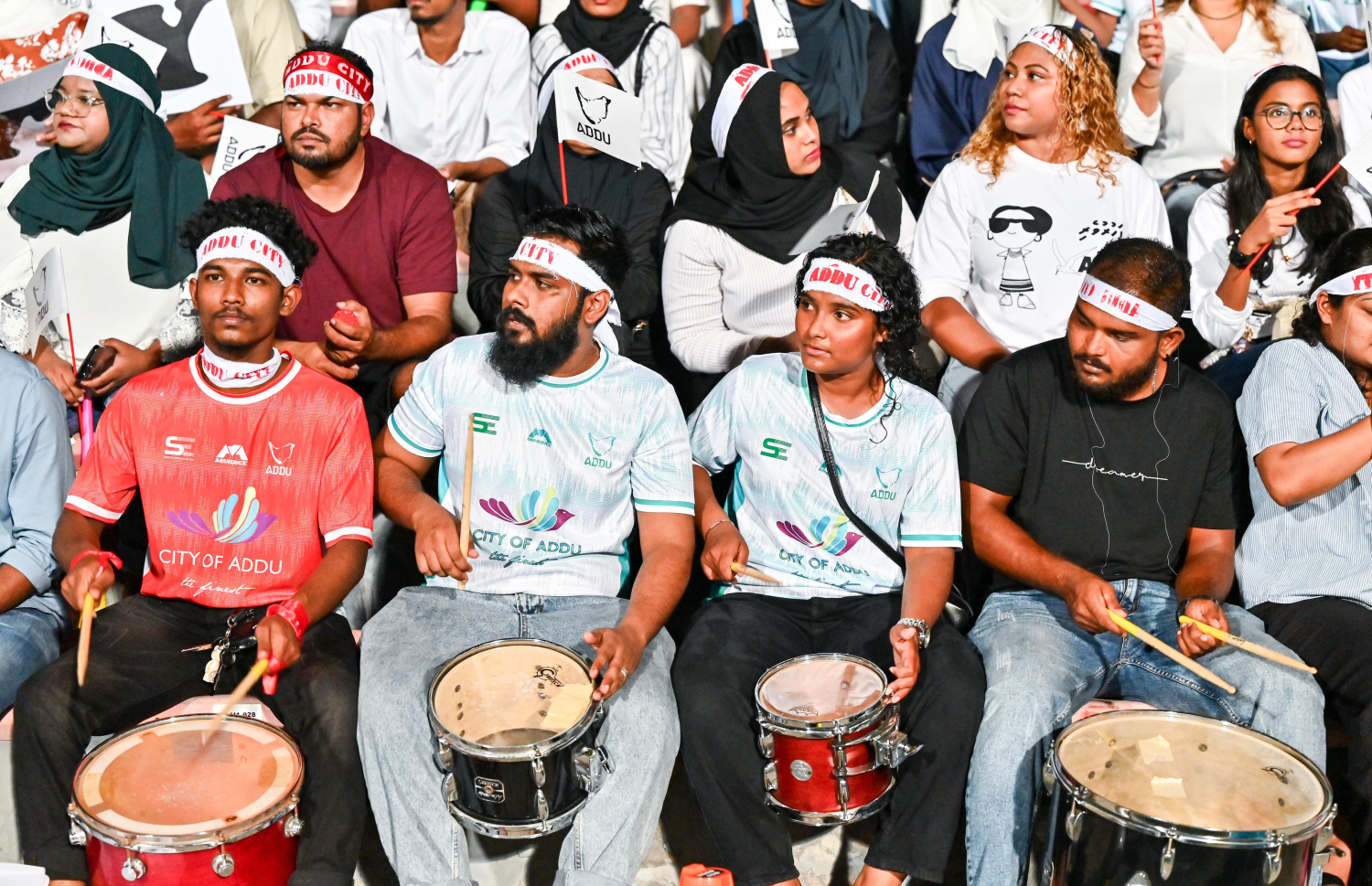 ގޯލްޑް ކަޕް ފައިނަލްގައި އައްޑު އާއި އޭދަފުށި ކުޅުނު މެޗުގައި އައްޑޫގެ ސަޕޯޓަރުން ޓީމަށް ތަރުހީބު ދެނީ.---ފޮޓޯ: ފަޔާޒު މޫސާ| މިހާރު