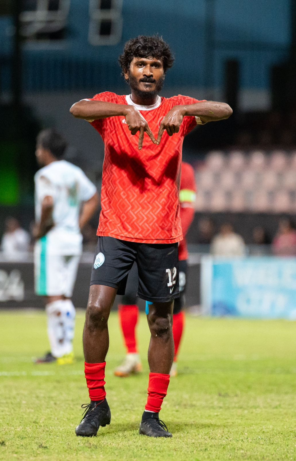 ގޯލްޑް ކަޕް މުބާރާތުގެ ފައިނަލް މެޗުގައި އައްޑޫގެ ގޯލަށް ލަނޑު ޖެހުމަށް ފަހު، އޭދަފުށި ޓީމުގެ މުހައްމަދު ފާސިރު އުފާފާޅުކުރަނީ.--- ފޮޓޯ: ފަޔާޒް މޫސާ | މިހާރު