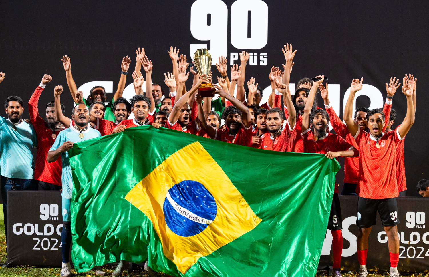 ގޯލްޑް ކަޕް ފައިނަލްގައި އައްޑޫ ބަލި ކުރުމަށް ފަހު އޭދަފުށިން މުބާރާތުގެ ތަށި އުފުލާލަނީ.--- ފޮޓޯ: ފަޔާޒް މޫސާ | މިހާރު