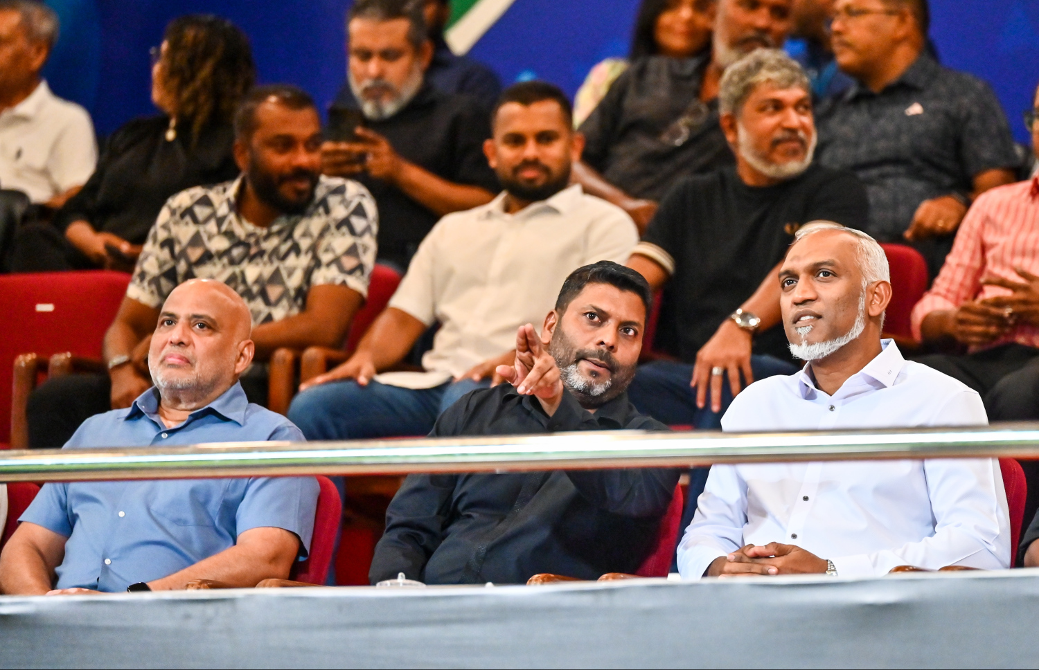 ގޯލްޑް ކަޕް ފައިނަލްގައި އައްޑު އާއި އޭދަފުށި ކުޅުނު މެޗު ރައީސް ޑރ. މުހައްމަދު މުއިއްޒާއި ސްޕޯޓްސް މިނިސްޓަރު ރިފާއު ބައްލަވައިލައްވަނީ.--- ފޮޓޯ: ފަޔާޒް މޫސާ | މިހާރު