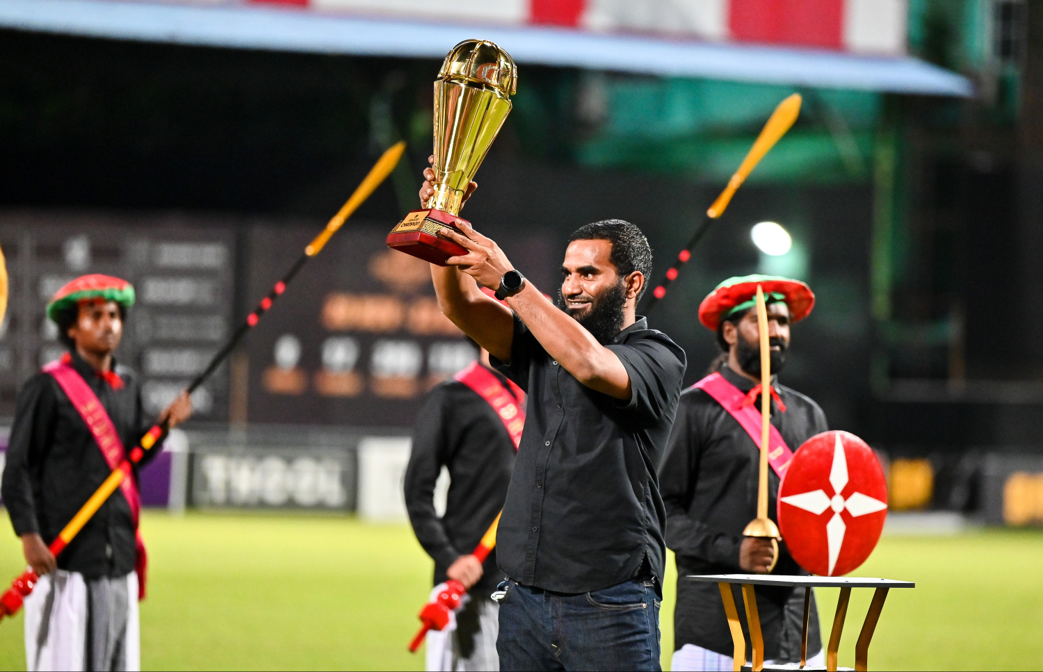 ރާއްޖޭގެ ފުޓުބޯޅައިގެ އެންމެ ވަރުގަދަ ލެޖެންޑު އަލީ އަޝްފާގް (ދަގަނޑޭ) ގޯލްޑް ކަޕްގެ ޓްރޮފީ ދައްކާލަނީ.---ފޮޓޯ: ފަޔާޒު މޫސާ| މިހާރު