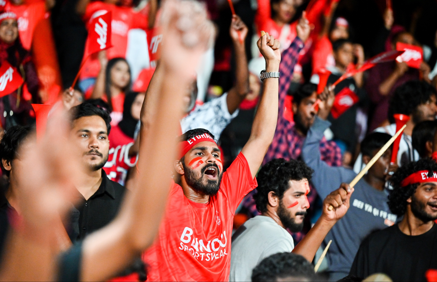 ގޯލްޑް ކަޕް ފައިނަލްގައި އައްޑު އާއި އޭދަފުށި ކުޅުނު މެޗުގައި އޭދަފުށީގެ ސަޕޯޓަރުން ޓީމަށް ތަރުހީބު ދެނީ: ފައިނަލުގައި އައްޑޫގެ މައްޗަށް 2-0 ގެ ނަތީޖާއަކުން މޮޅުވެ ގޯލްޑް ކަޕްގެ ޗެމްޕިއަންކަން. އޭދަފުށިން ވަނީ ހޯދާފައި.--- ފޮޓޯ: ފަޔާޒް މޫސާ | މިހާރު