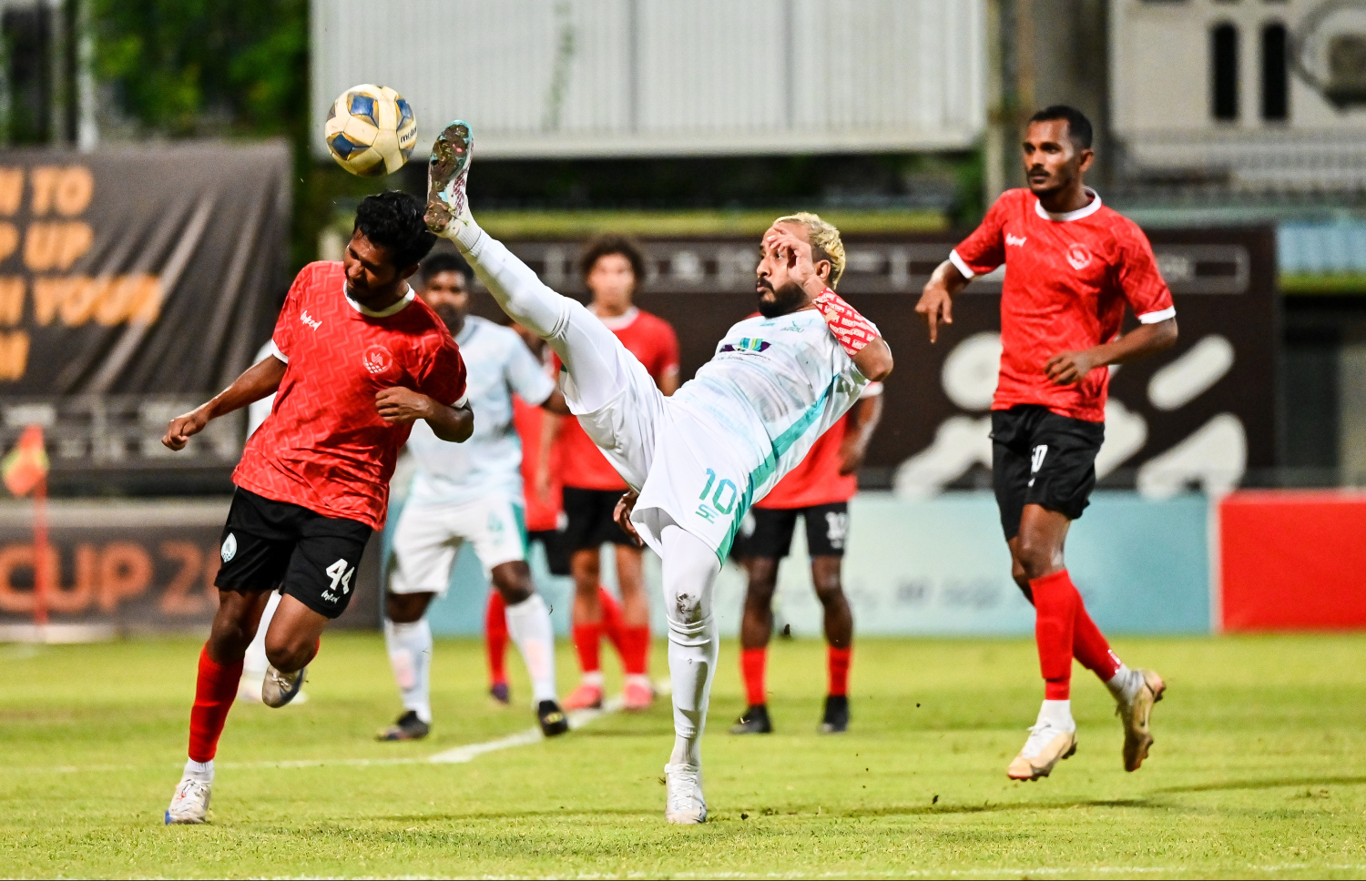 ގޯލްޑް ކަޕް ފައިނަލްގައި އައްޑު އާއި އޭދަފުށި ބައްދަލުކުރި މެޗުގެ ތެރެއިން: ފޯރިގަދަ މި ފައިނަލްގައި އޭދަފުށީގެ ފަރާތުން ފެނުނީ އާދަޔާ ހިލާފު މޮޅު ކުޅުމެއް.---ފޮޓޯ: ފަޔާޒު މޫސާ| މިހާރު