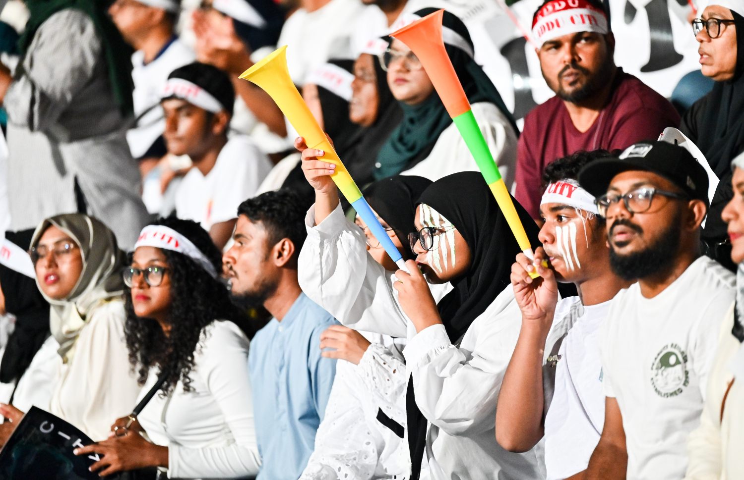 ގޯލްޑް ކަޕް ފައިނަލްގައި އައްޑު އާއި އޭދަފުށި ކުޅުނު މެޗު ބަލަން ދިޔަ އައްޑޫގެ ސަޕޯޓަރުން: ޓީމަށް ސަޕޯޓްކޮށް ވަރަށް ގަދައަށް ހިތްވަރު ދިން.---ފޮޓޯ: ފަޔާޒު މޫސާ| މިހާރު