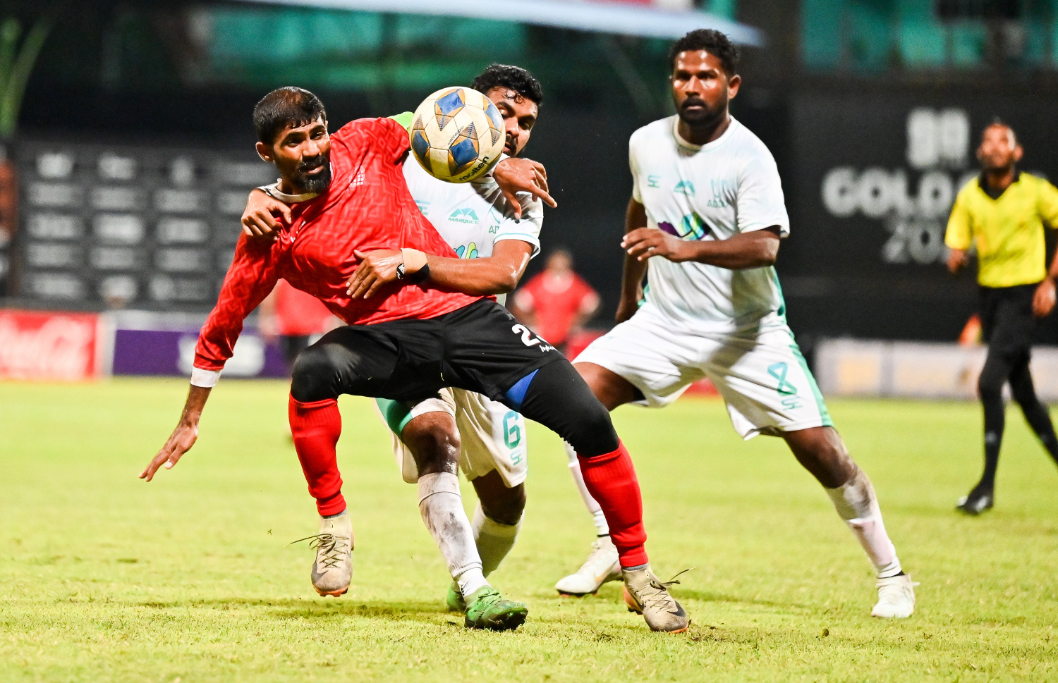 ގޯލްޑް ކަޕް ފައިނަލްގައި އައްޑު އާއި އޭދަފުށި ބައްދަލުކުރި މެޗުގެ ތެރެއިން: ފޯރިގަދަ މި ފައިނަލްގައި އޭދަފުށީގެ ފަރާތުން ފެނުނީ އާދަޔާ ހިލާފު މޮޅު ކުޅުމެއް.---ފޮޓޯ: ފަޔާޒު މޫސާ| މިހާރު